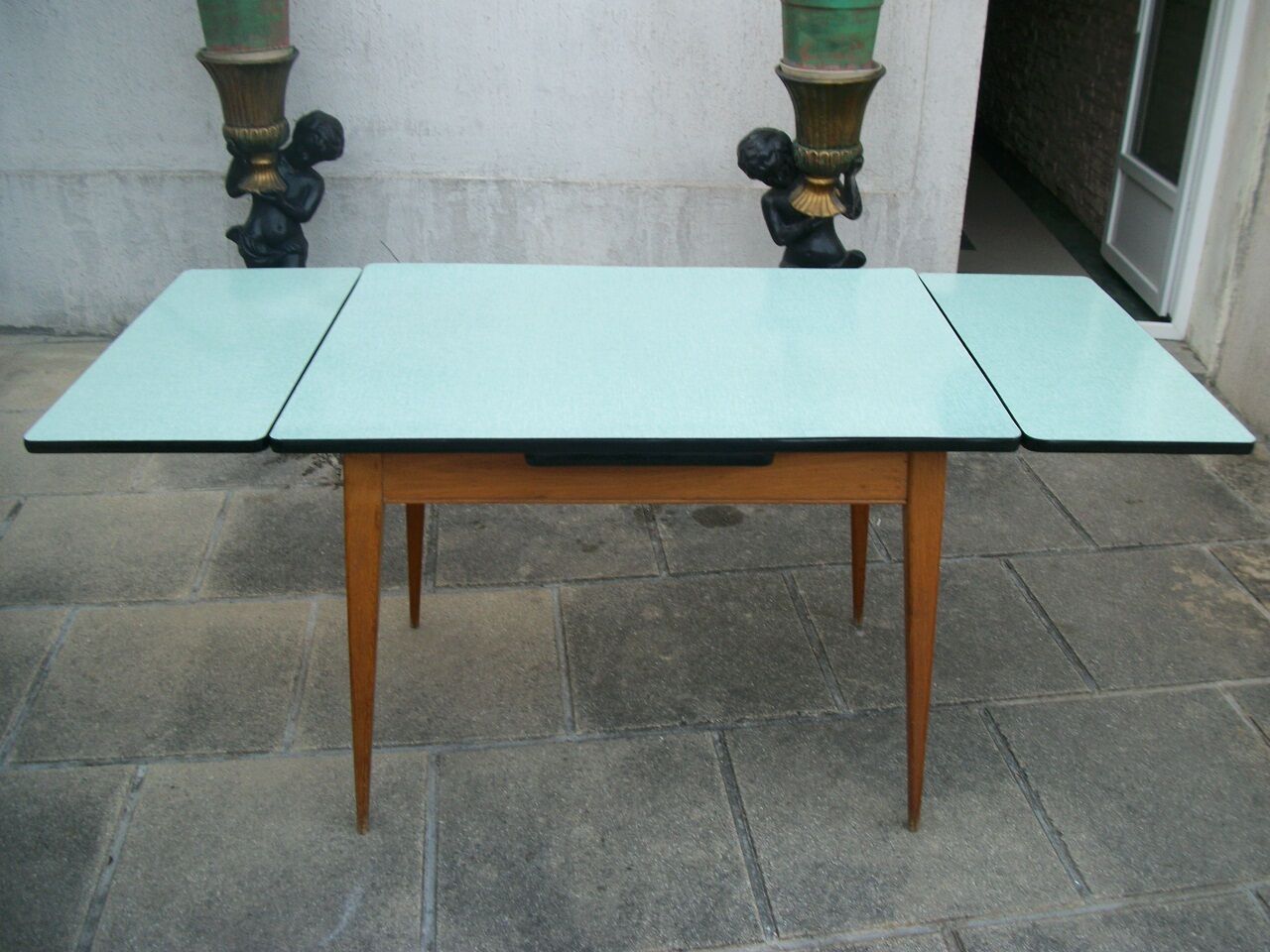 Table feet compass