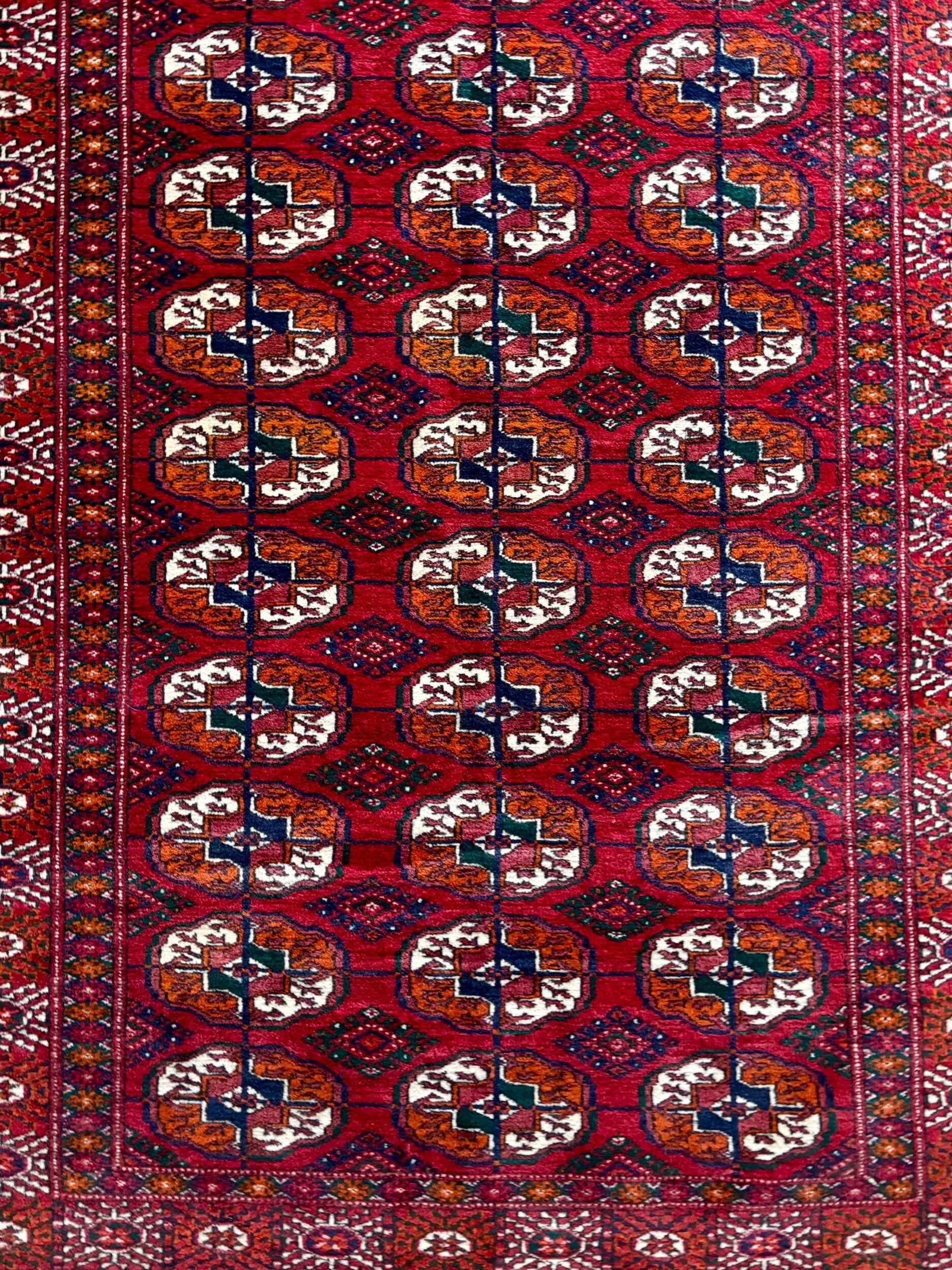 Bukhara carpet in wool and silk, 30 boxes ☐ 145 x 103 cm