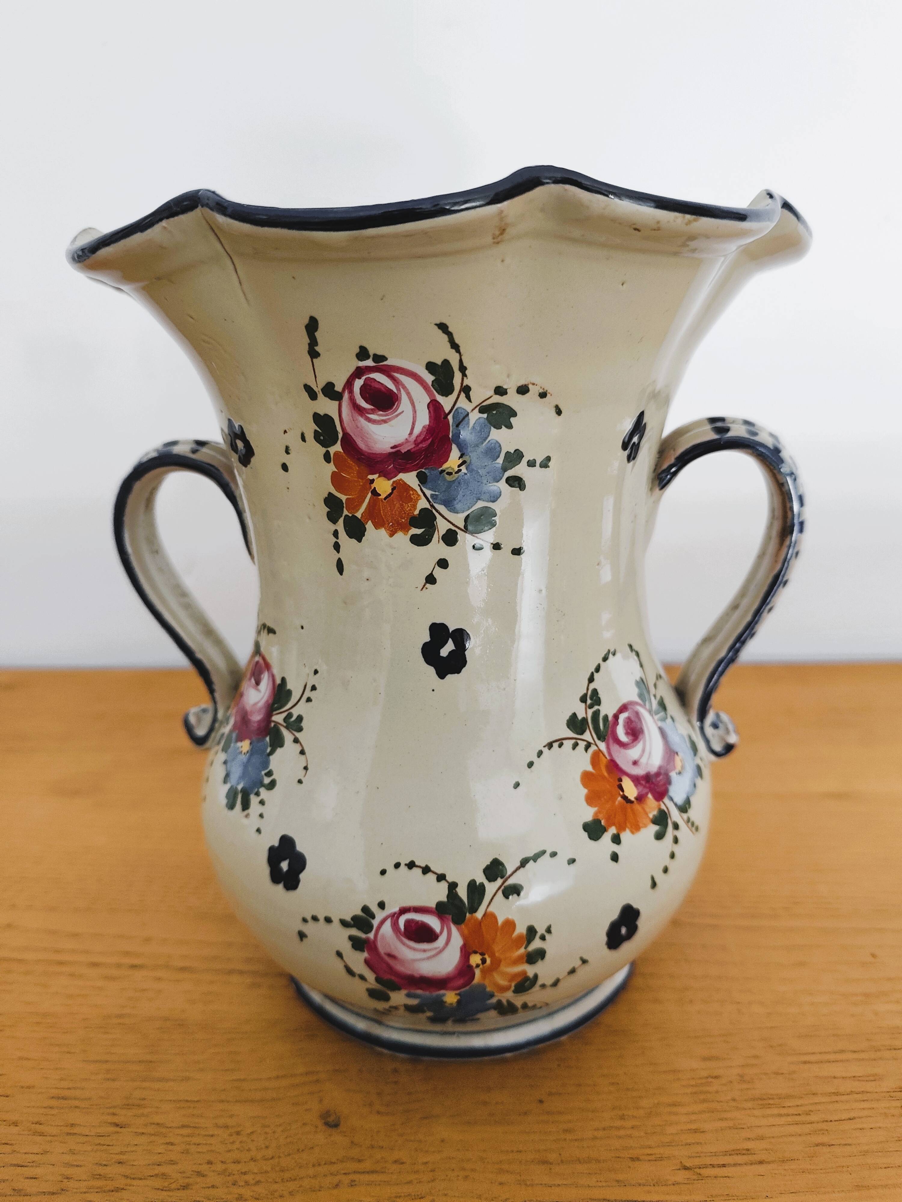 Antique vase in Italian ceramic with polychrome decoration.