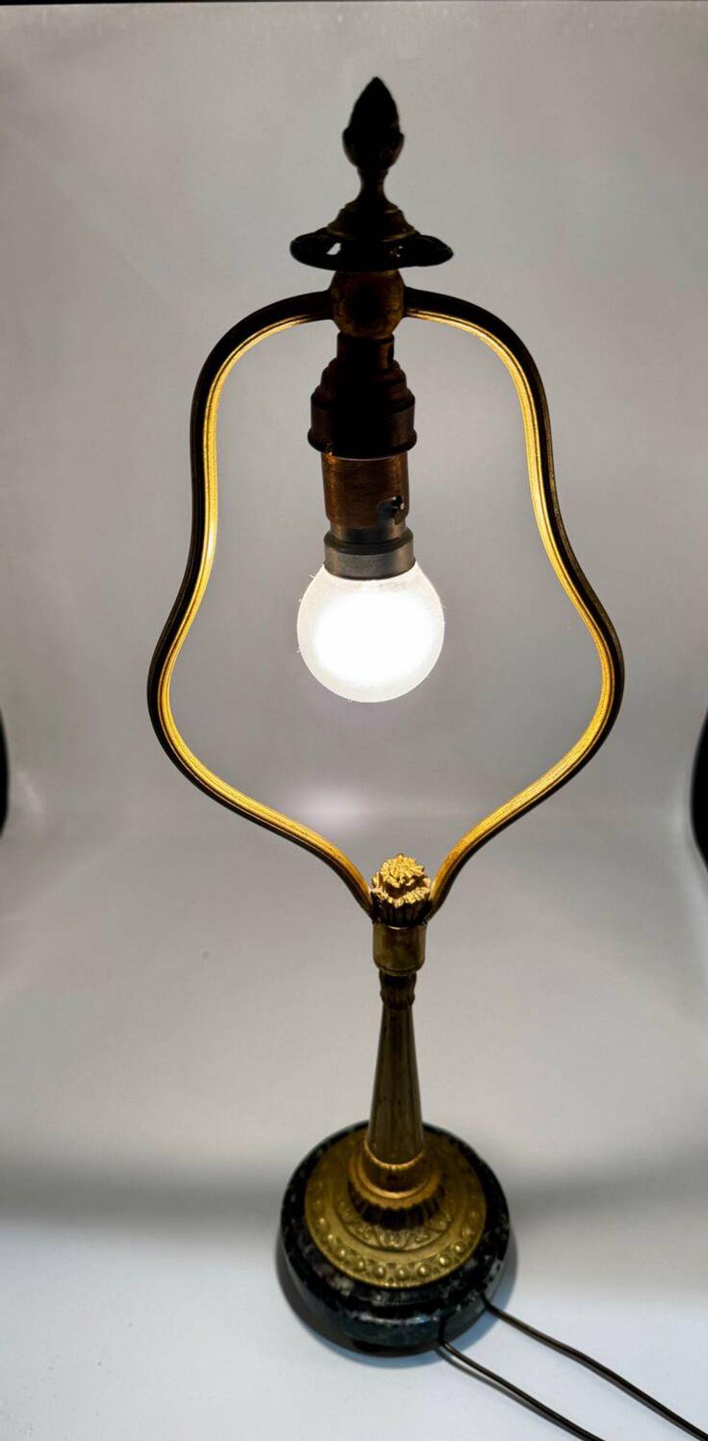 Antique lamp known as a lyre in bronze and marble from the late 19th century.