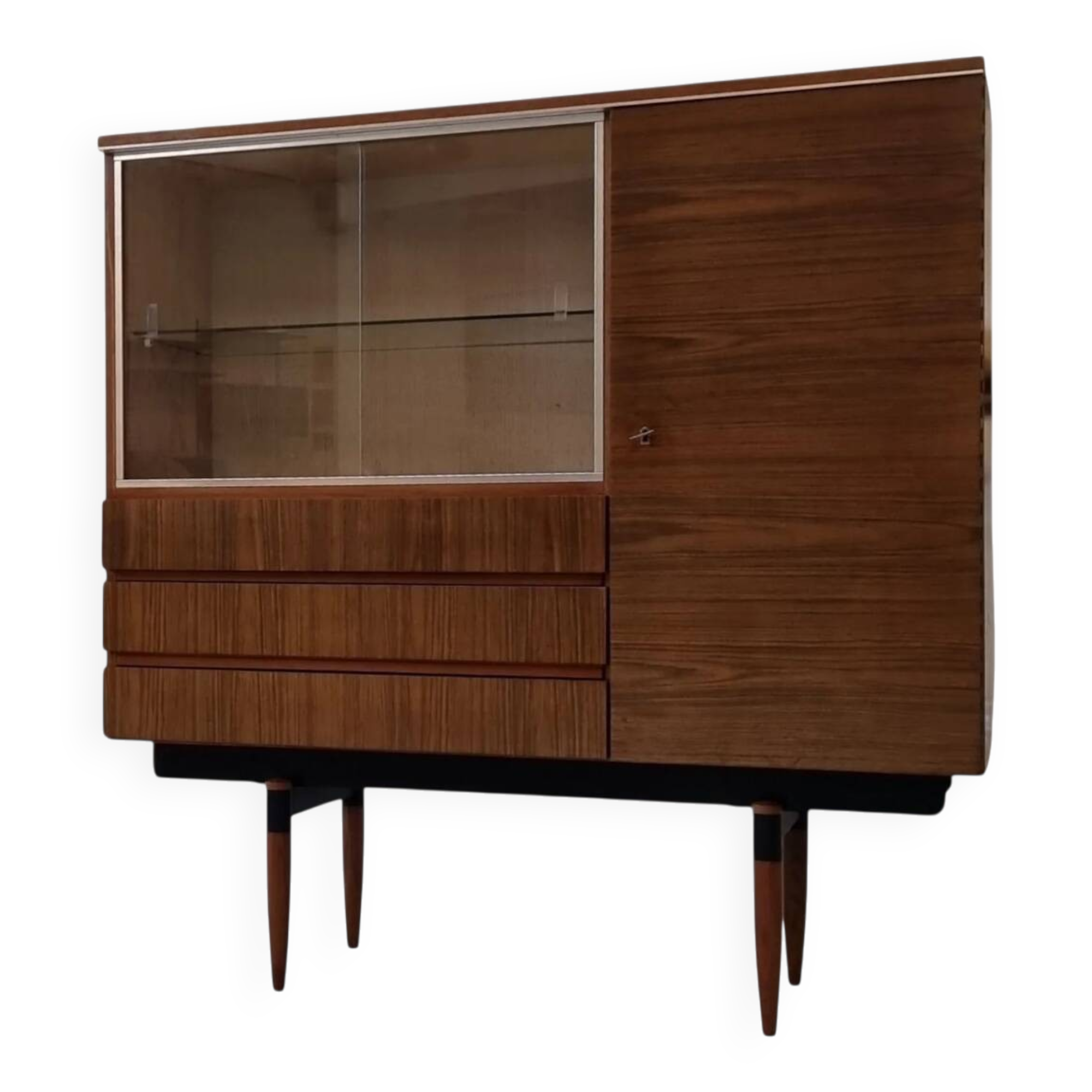 Vitrine du milieu du siècle