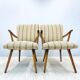 Une paire de chaises vintage avec des rayures