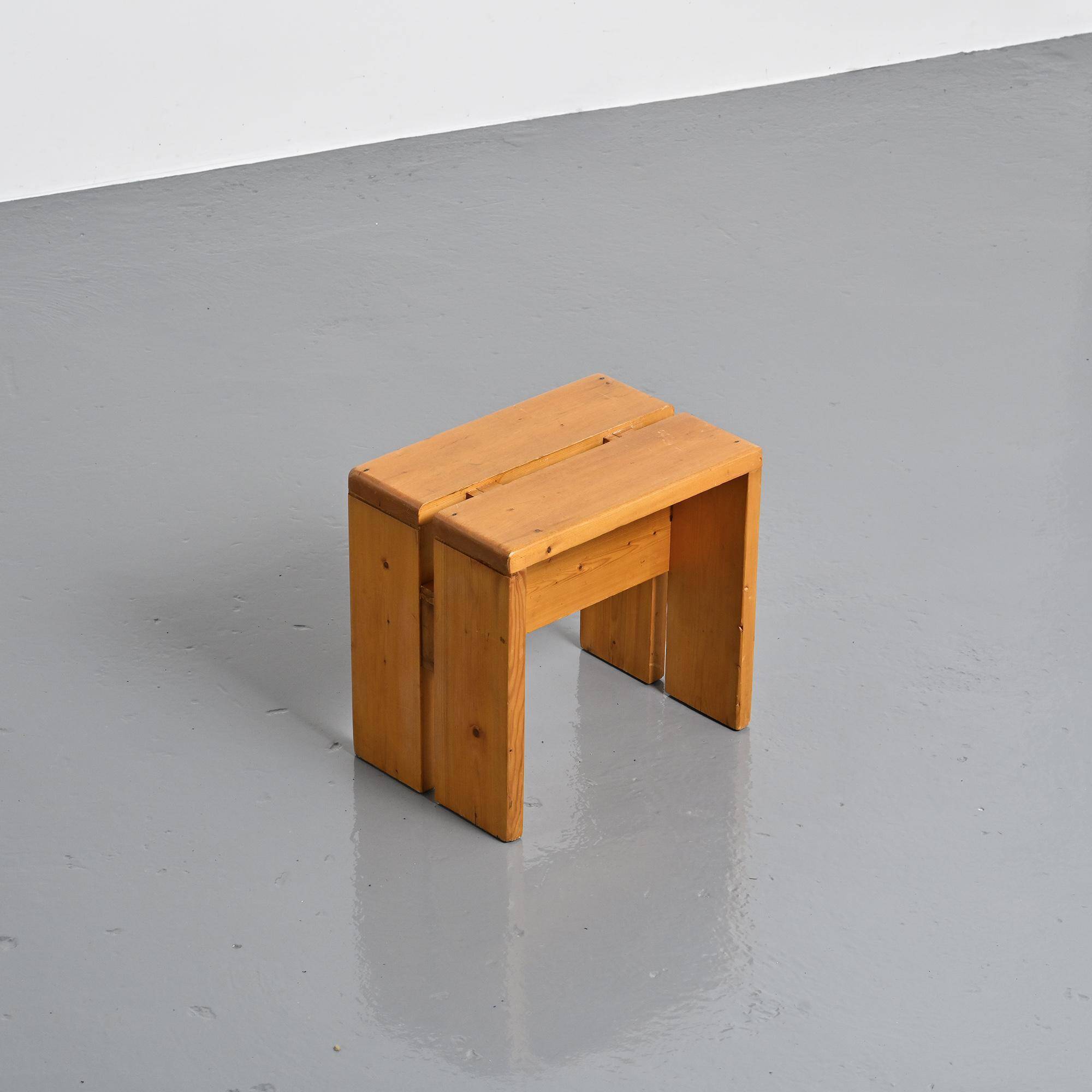 Solid pine stool Les Arcs.