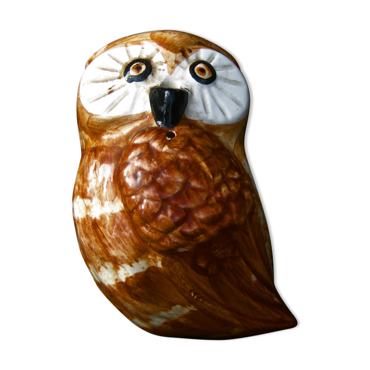 Owl arranges wire or rope