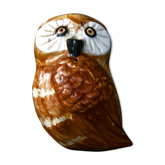 Owl arranges wire or rope