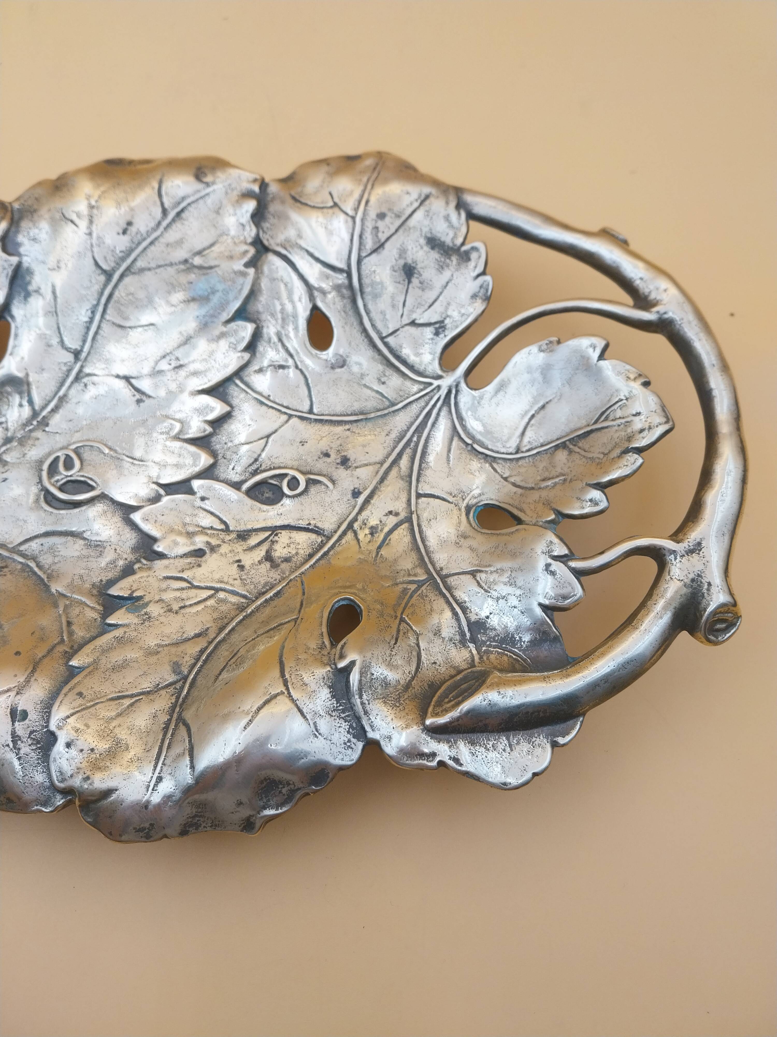 Brass plateau in the shape of vine leaves, large catchall.