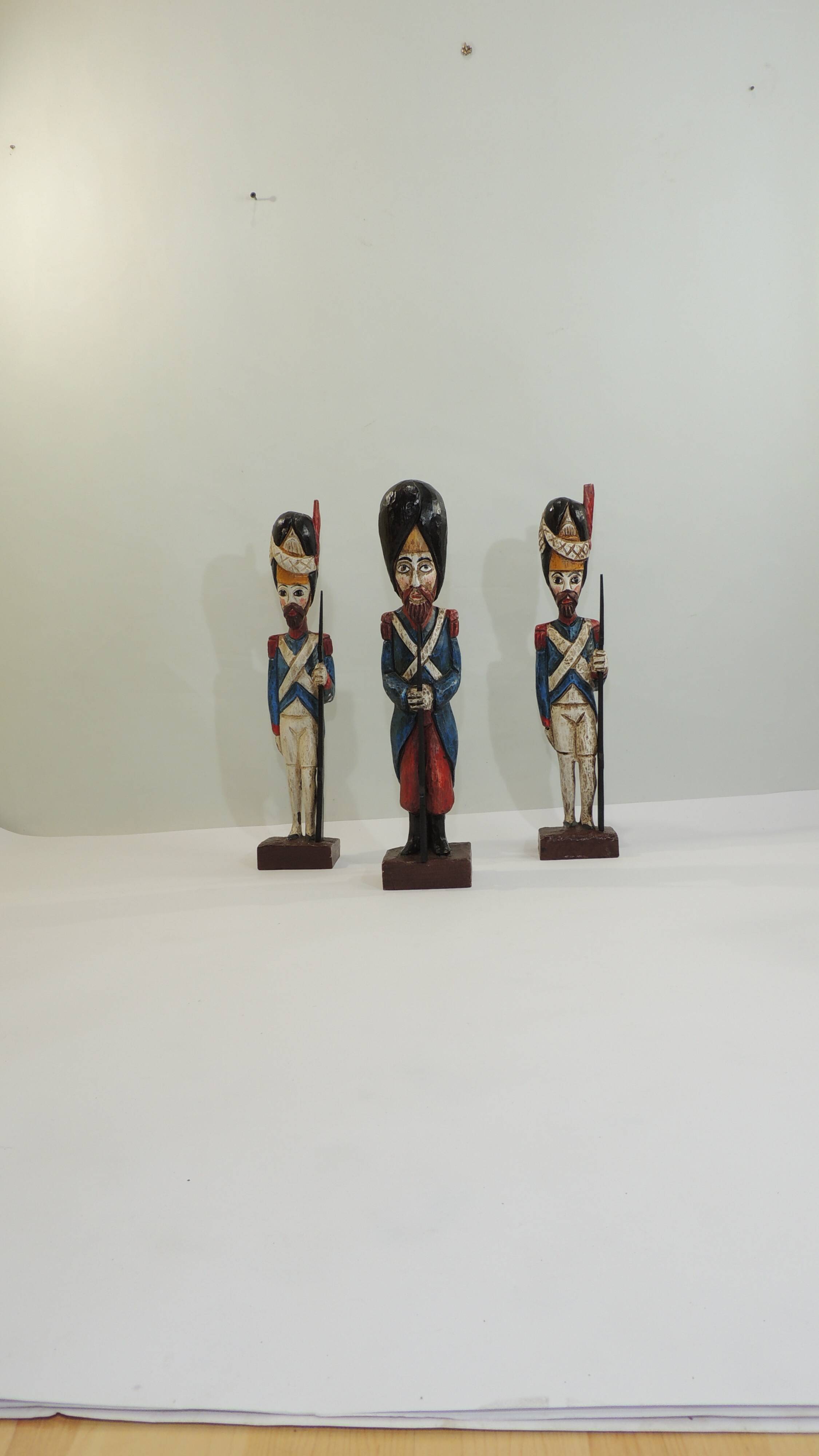 lot of three English soldiers in carved wood / vintage