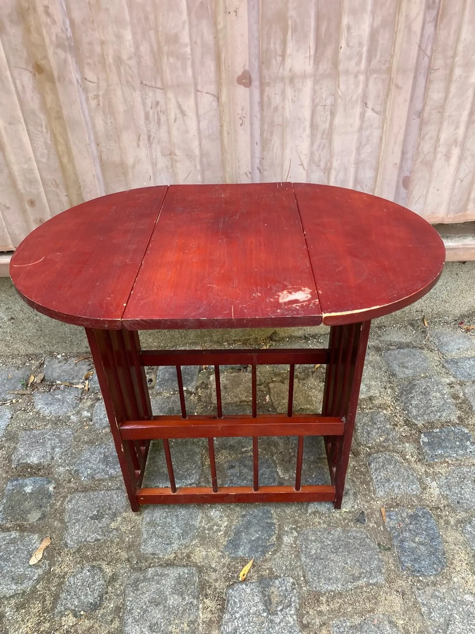 Vintage side table with drop-leaves and solid wood magazine rack from the 1960s.