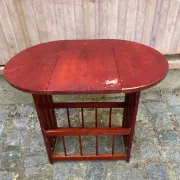 Vintage side table with drop-leaves and solid wood magazine rack from the 1960s.