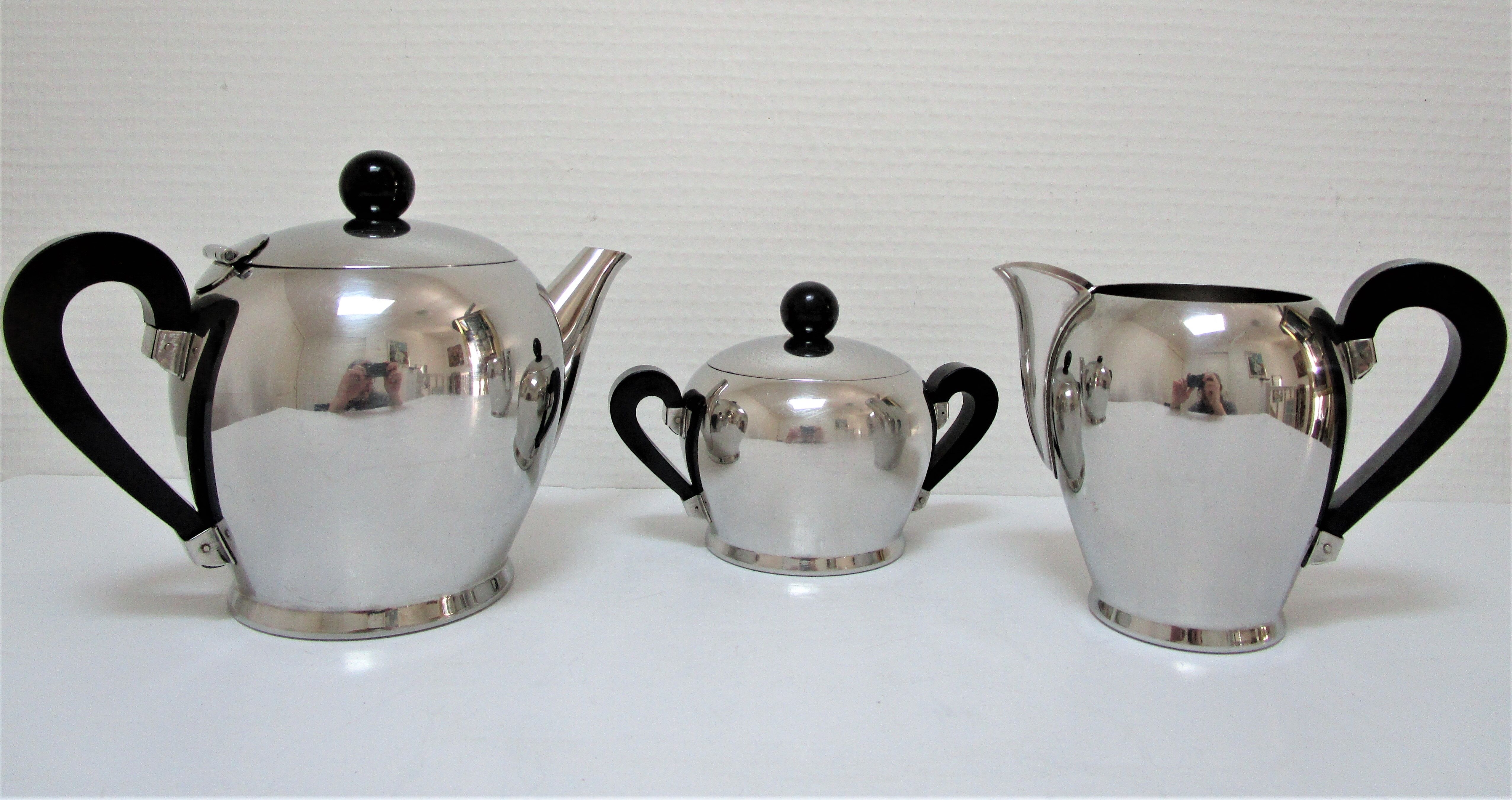 stainless steel tea service and vintage Bakélite Carlo Alessi