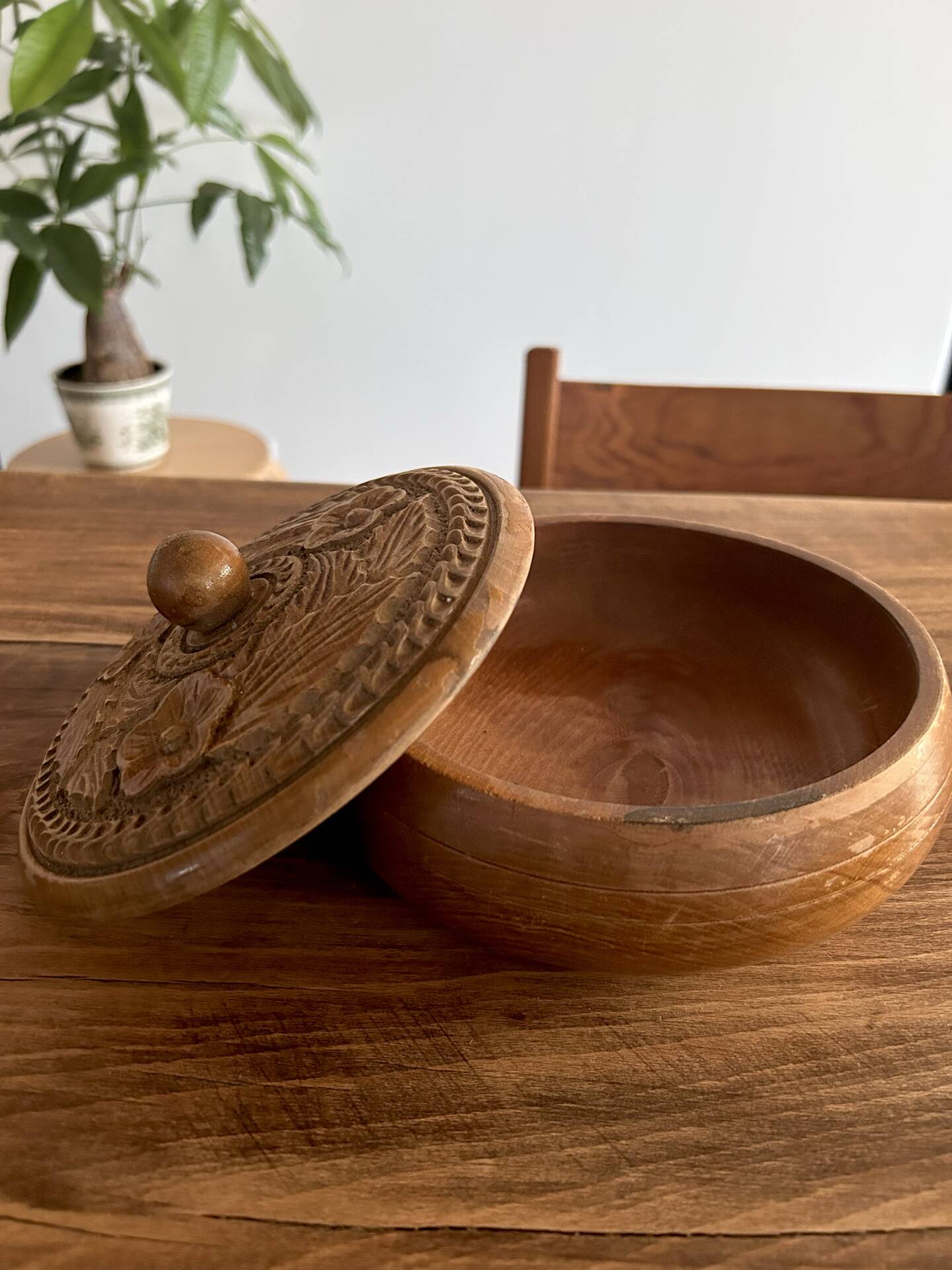 Boîte en bois sculpté à la main