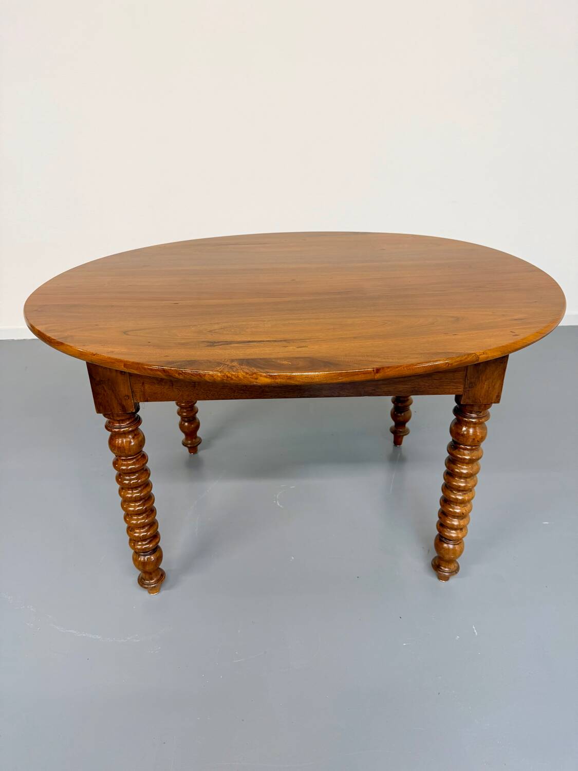 Oval dining table in solid wood with turned legs from the 1950s.