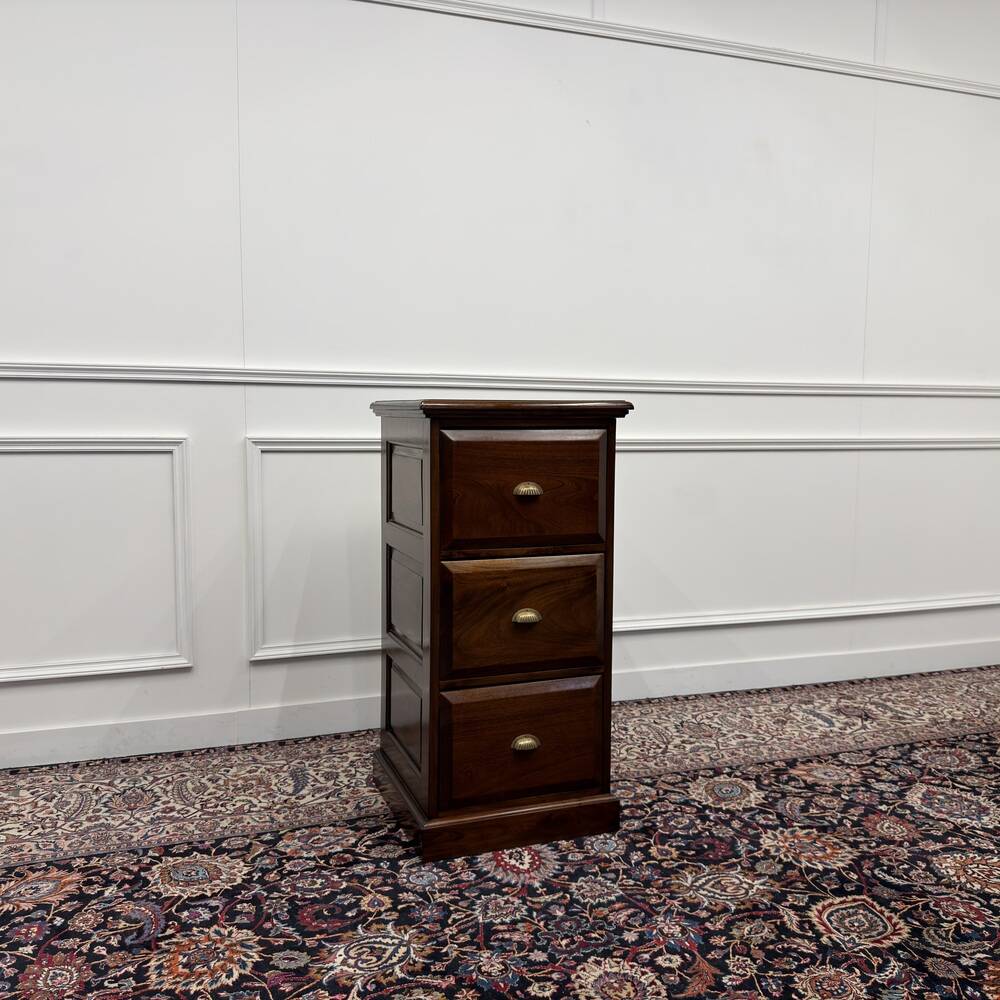 Classic Englisch Chest of Drawers