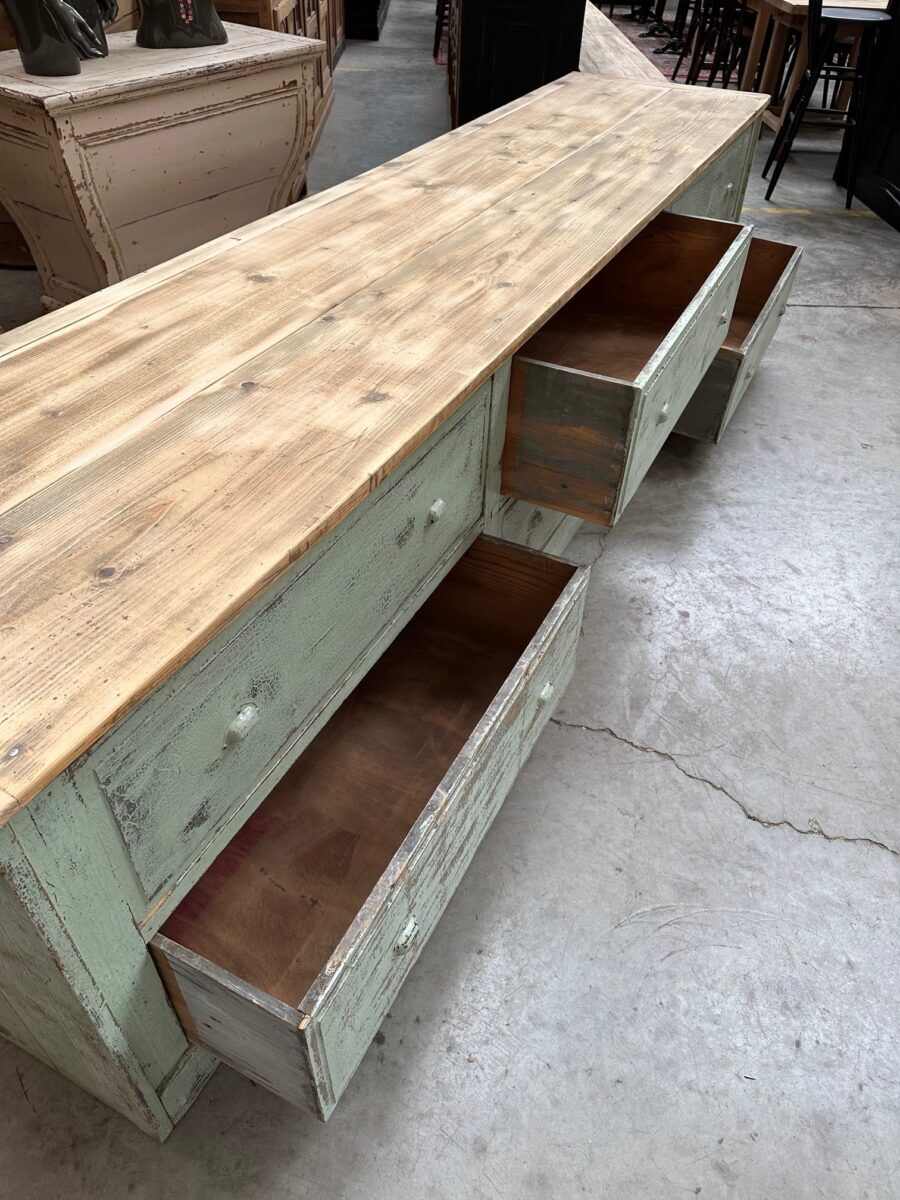 Patinated workshop furniture from the early 20th century.