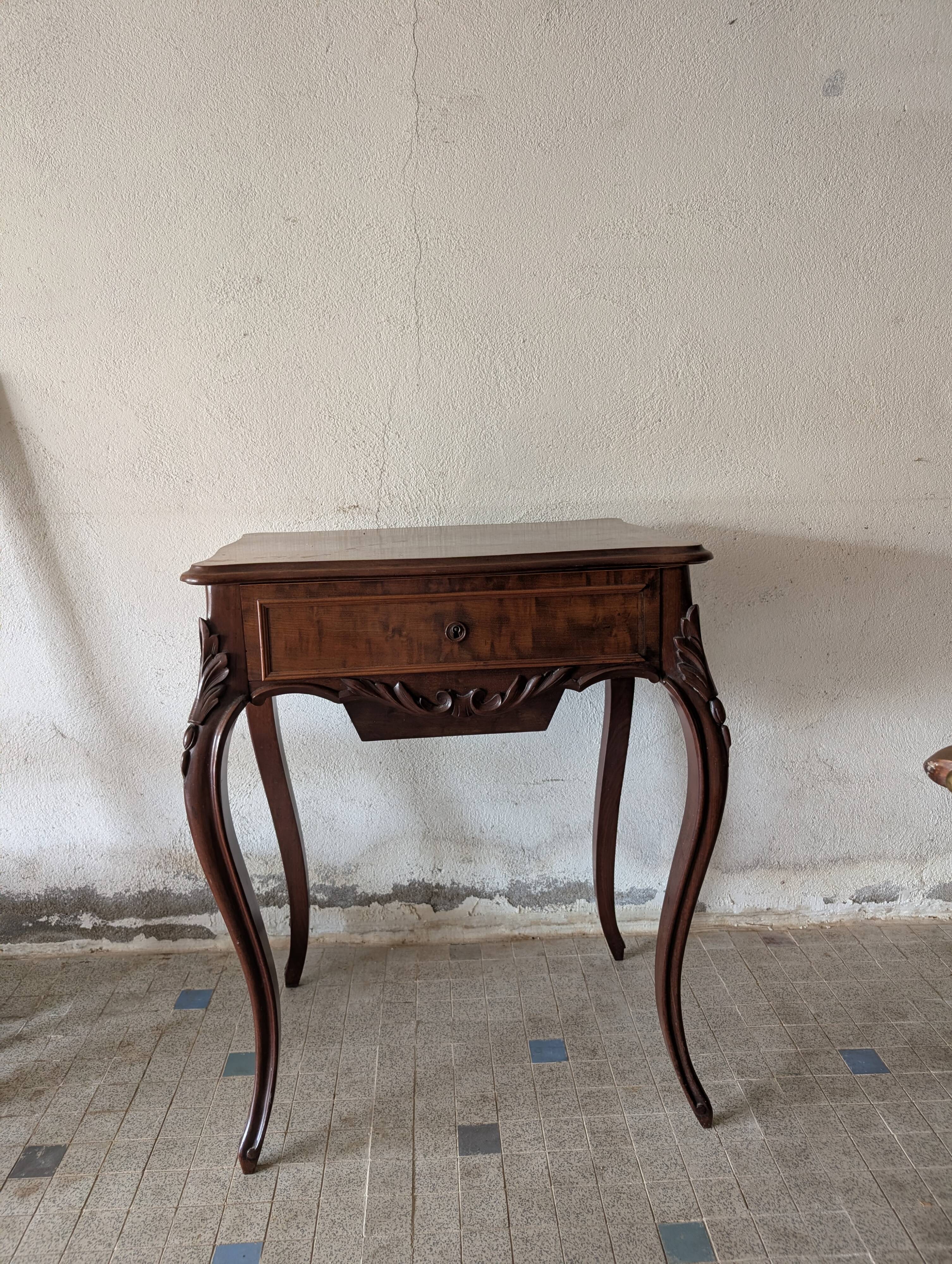 Travailleuse en palissandre style louis XV