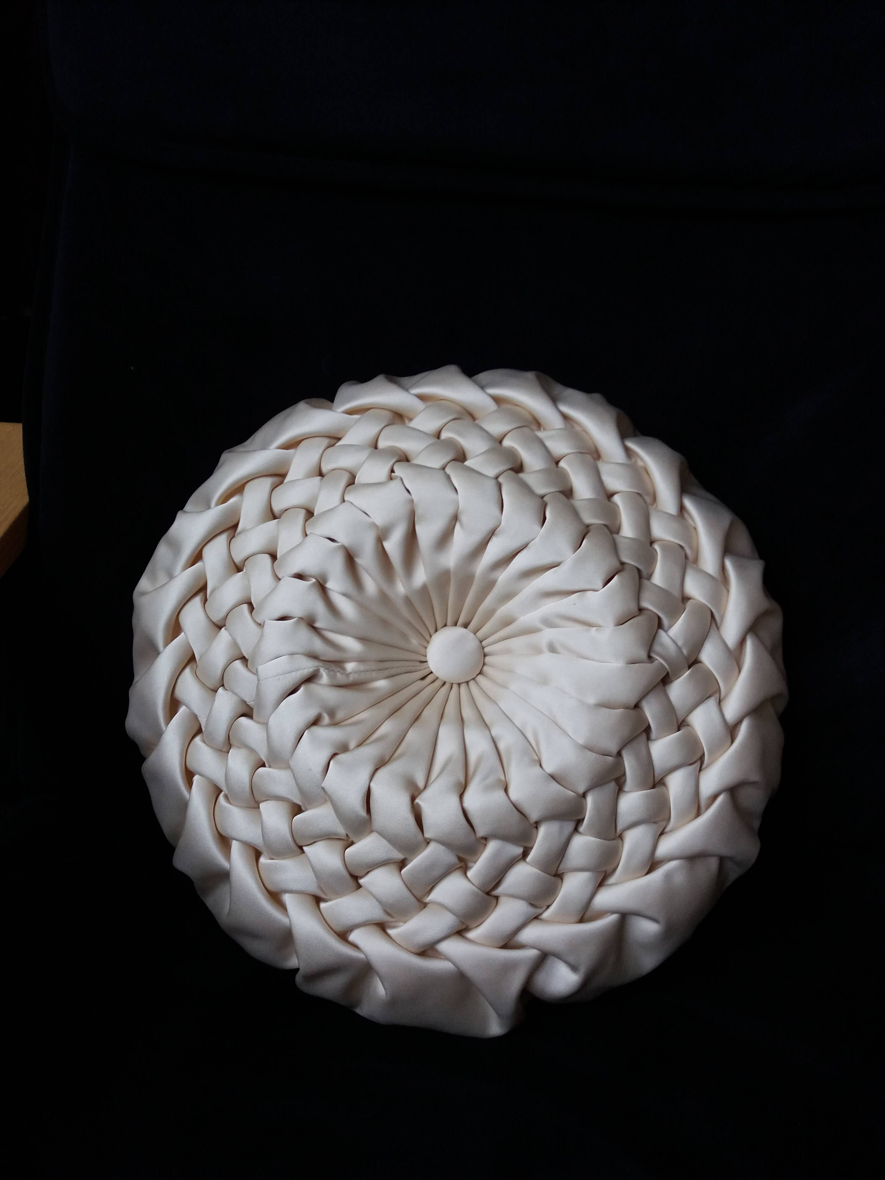 Coussin rond tissu satiné plissé diametre 39 cm