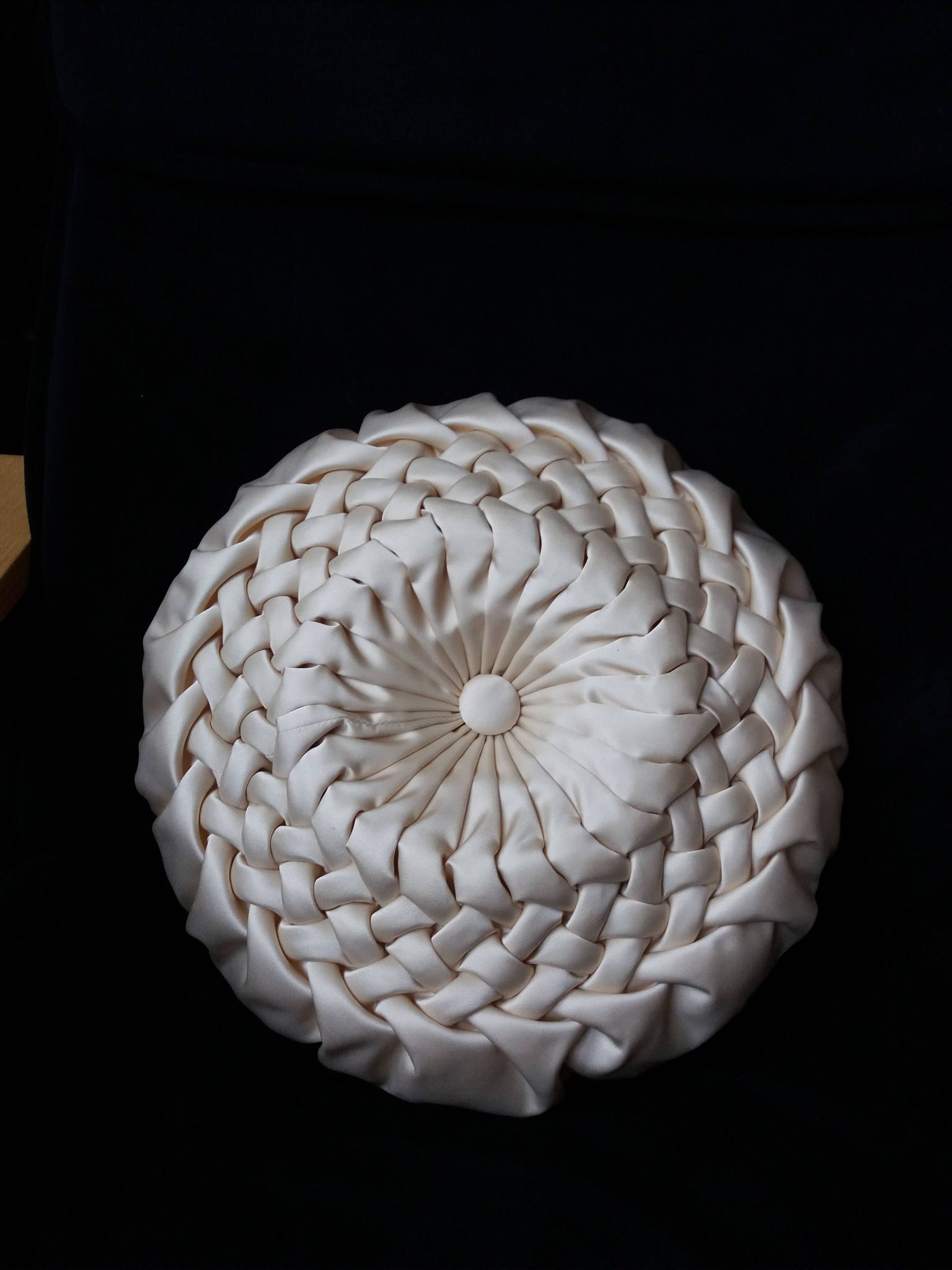 Coussin rond tissu satiné plissé diametre 39 cm