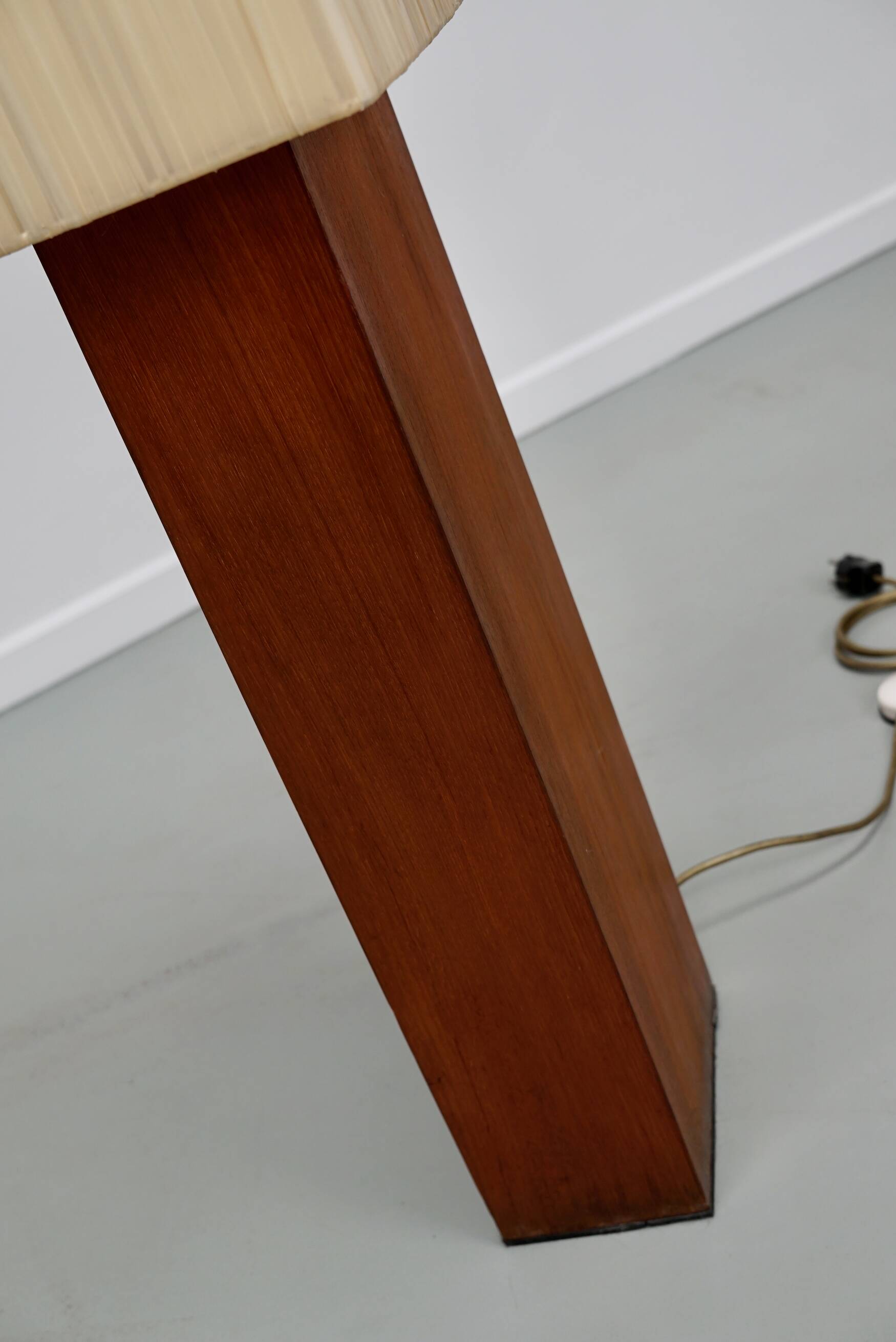 Lampadaire en teck avec abat-jour carré beige, années 1960-70
