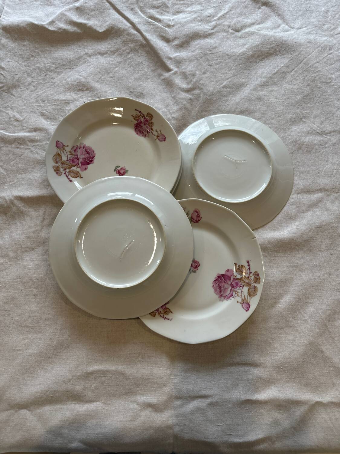 Set of 5 plates with rose patterns.