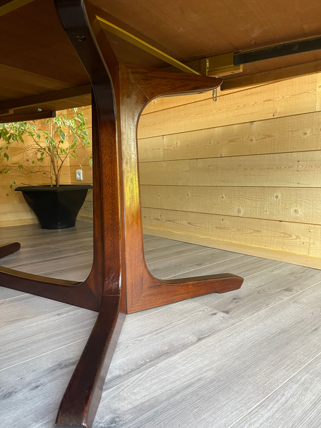 Extendable oval table Baumann, for up to 12 place settings.