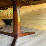 Extendable oval table Baumann, for up to 12 place settings.