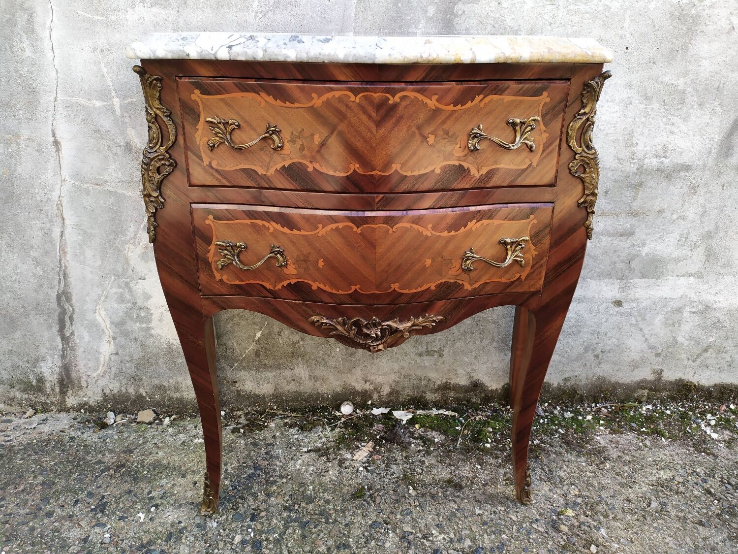 Louis XV curved jumping chest of drawers