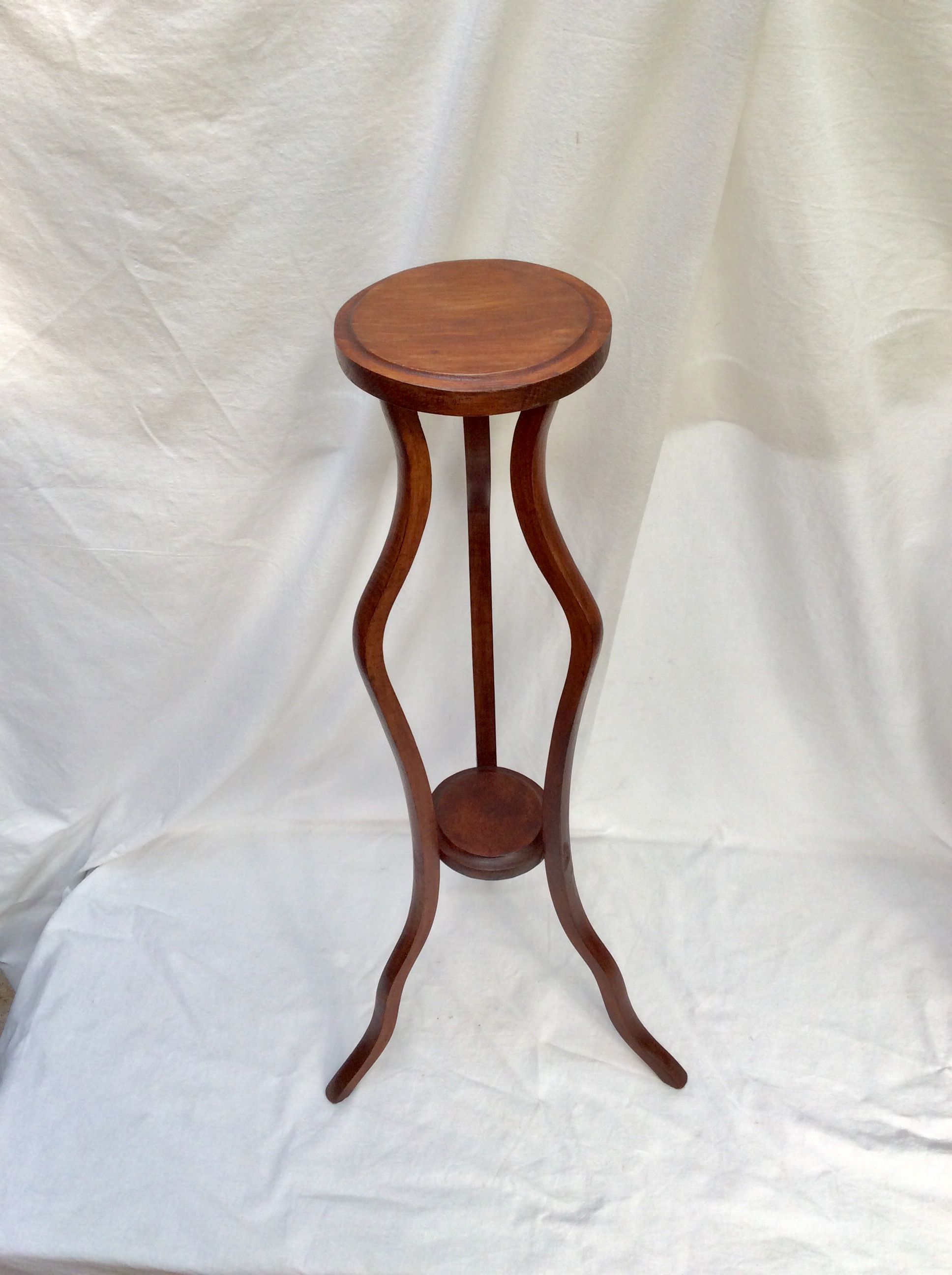 Round tripod wooden table with double size tray