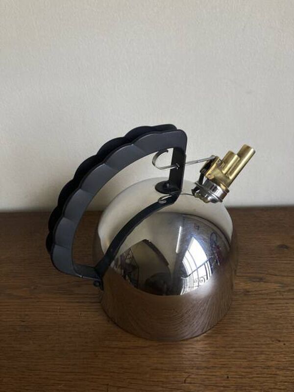 Bouilloire Alessi 1980 par Richard Sapper post moderne