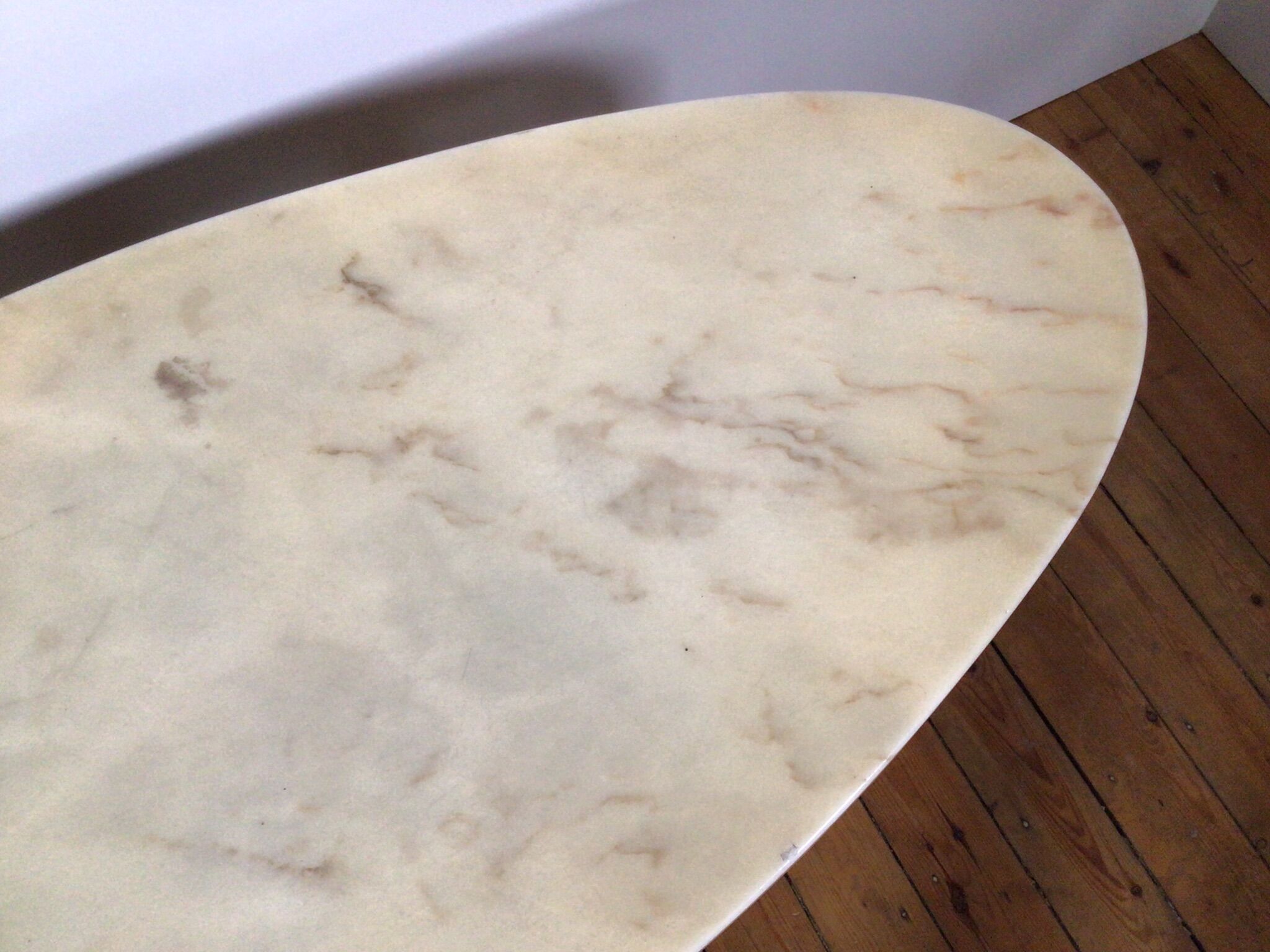 Table basse en marbre sur un socle tulipe