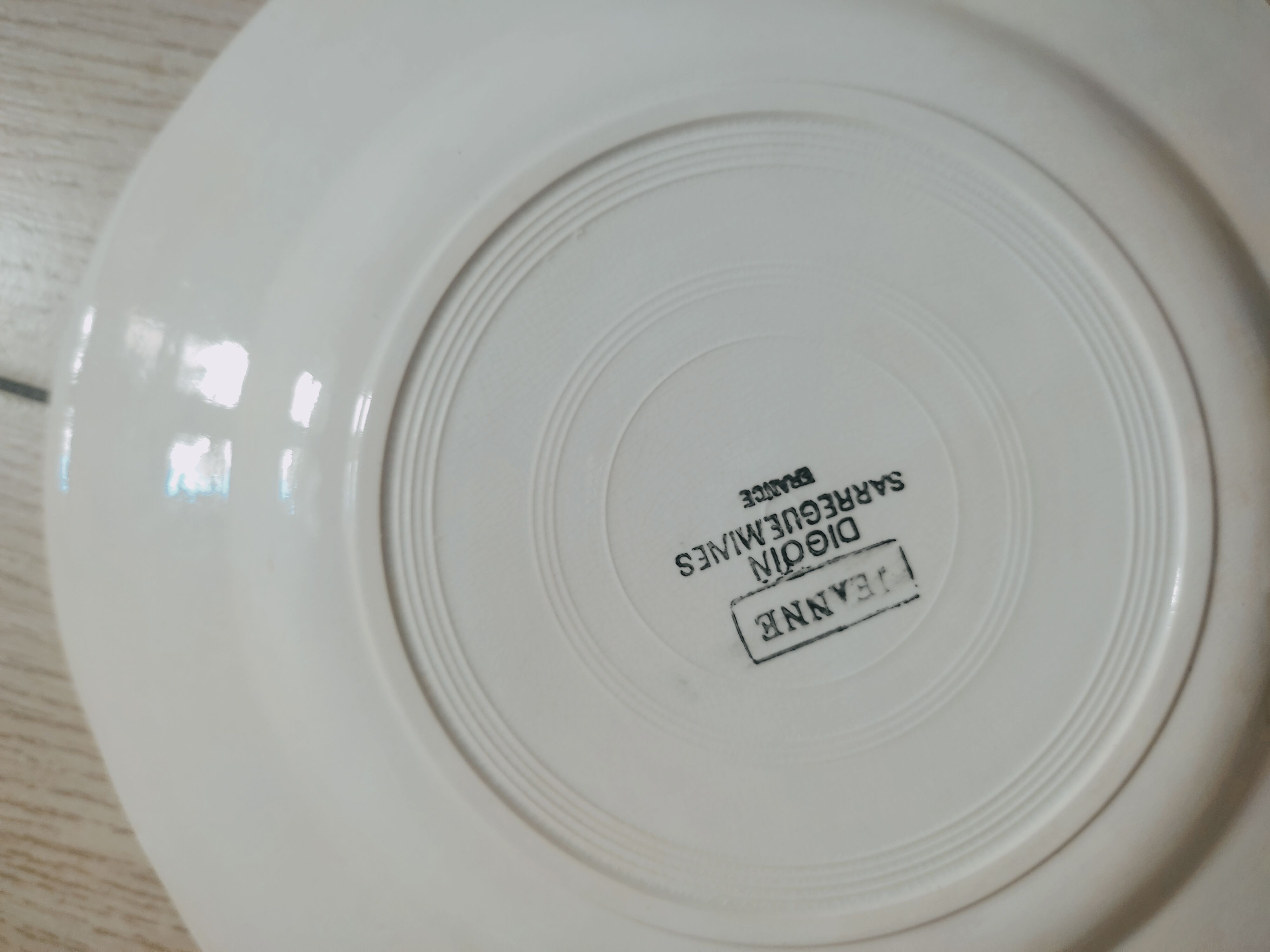 6 retro plates mismatched in earthenware