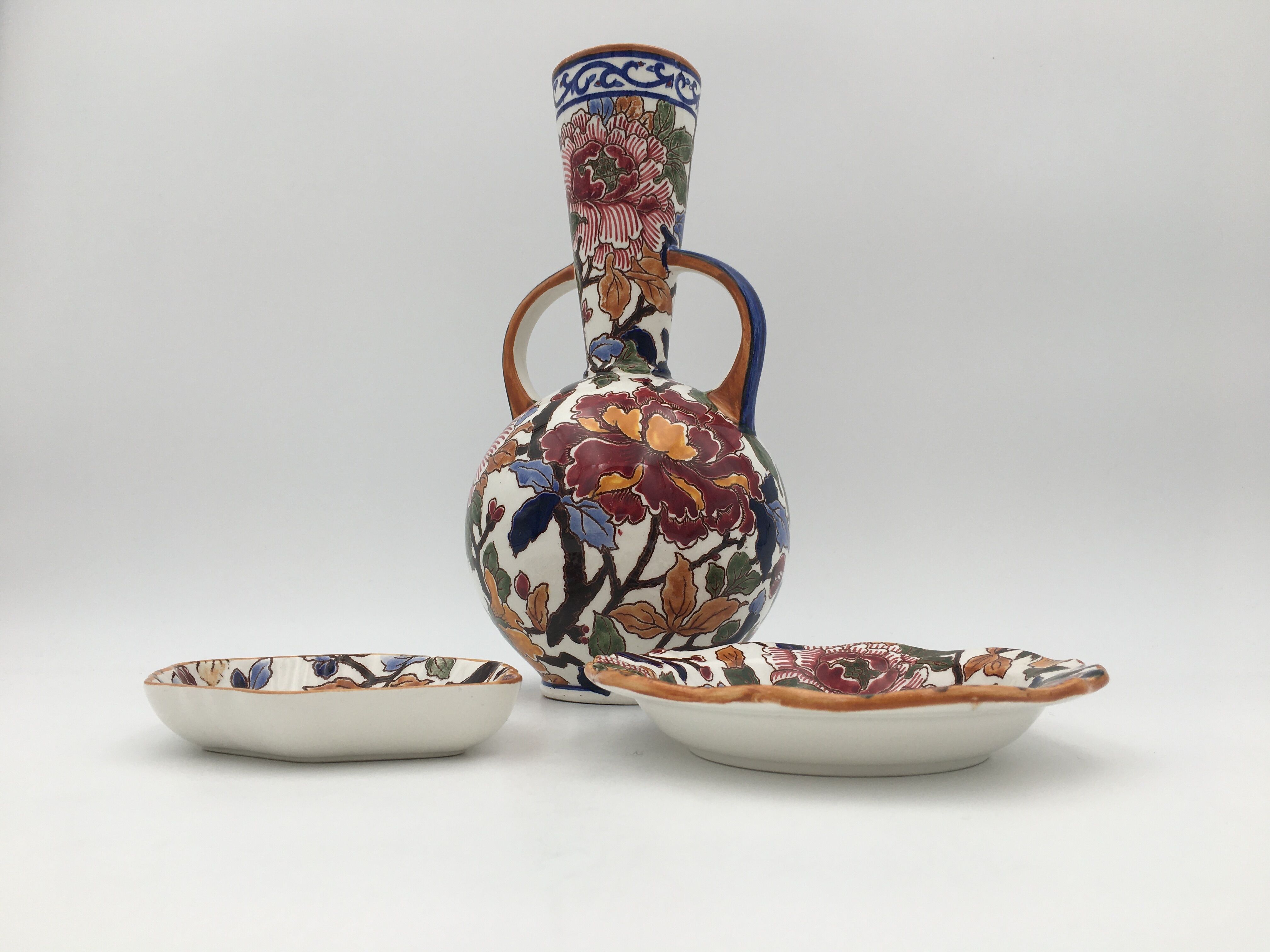 Gien's earthenware vase and two cups, "Peonies" decoration, signed GIEN - 20th century