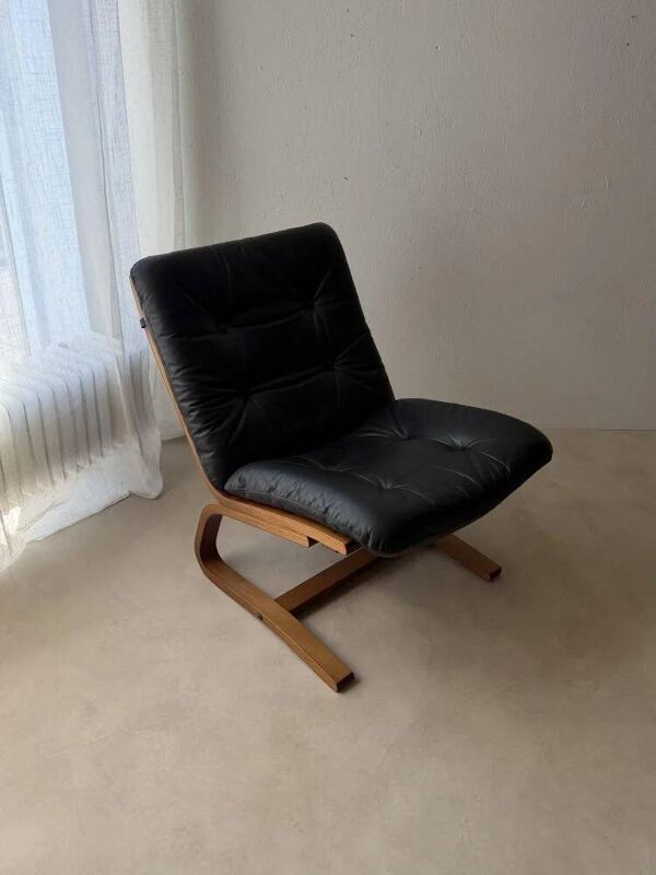 Fauteuil en contreplaqué des années 50 en cuir noir, années 1970