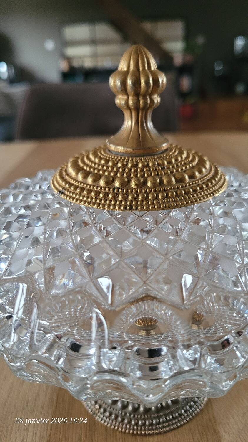 Bonbonnière en verre taillé et métal doré