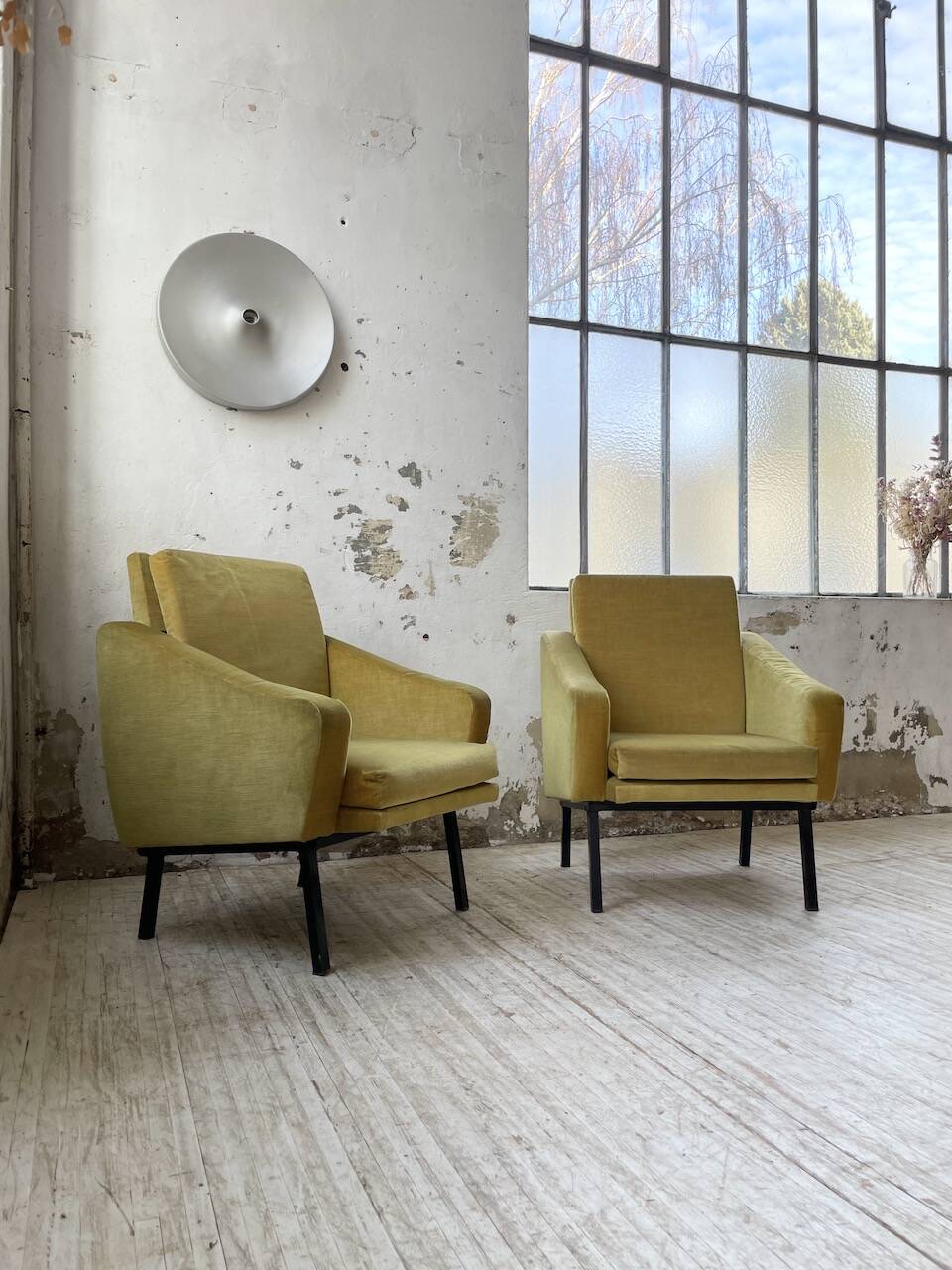 Paire de chauffeuses fauteuils vintage velours jaune