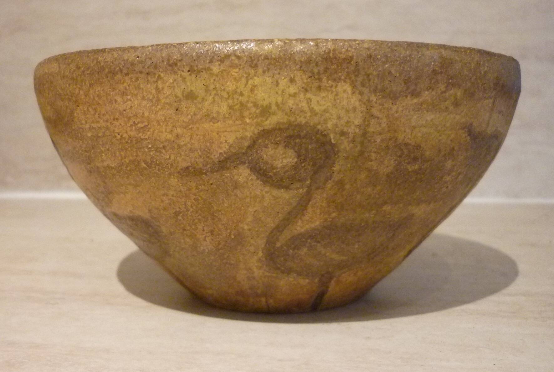 Chamotte clay bowl with bird decoration