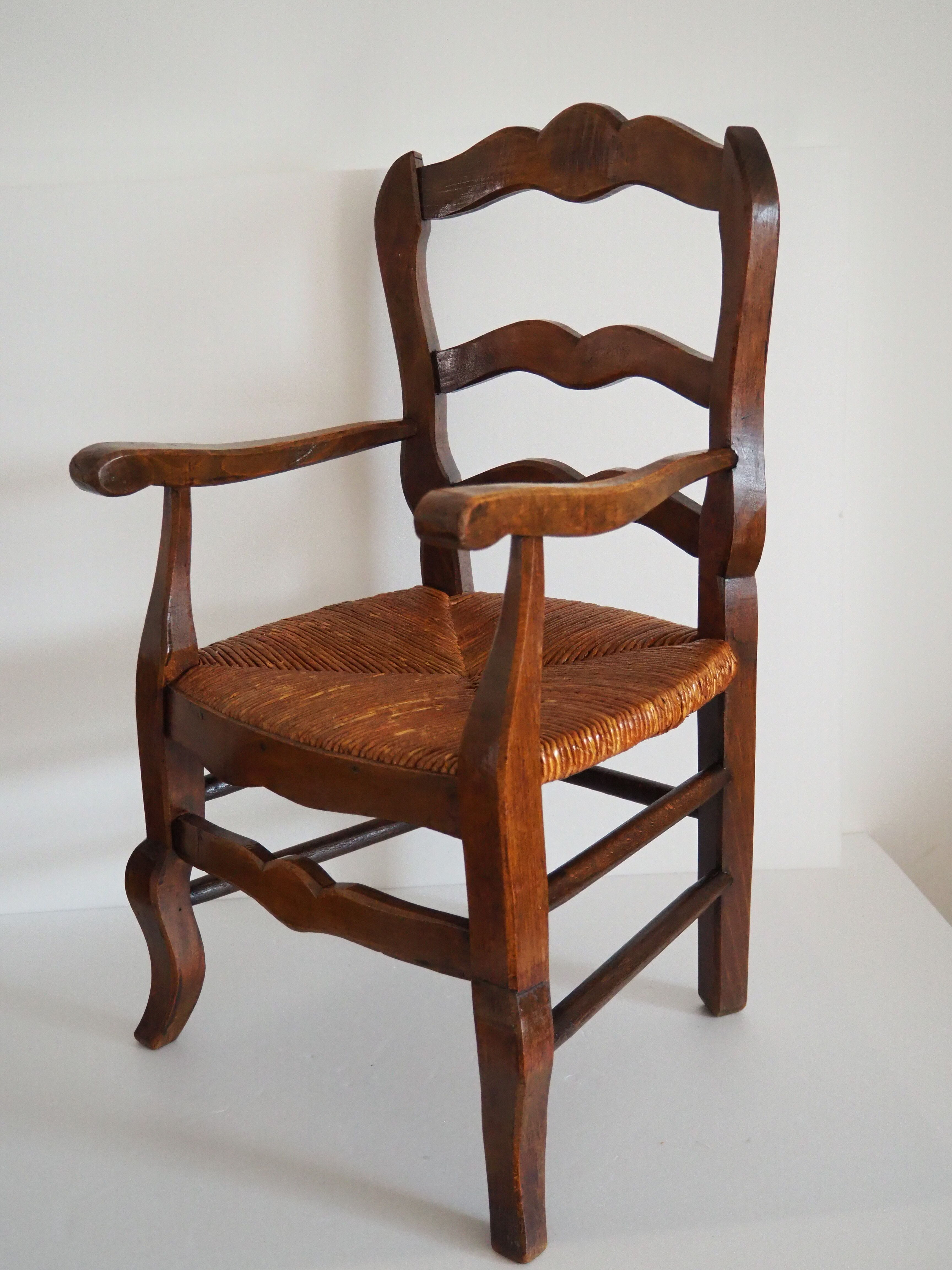 Children's armchair in solid wood with its mulched seat