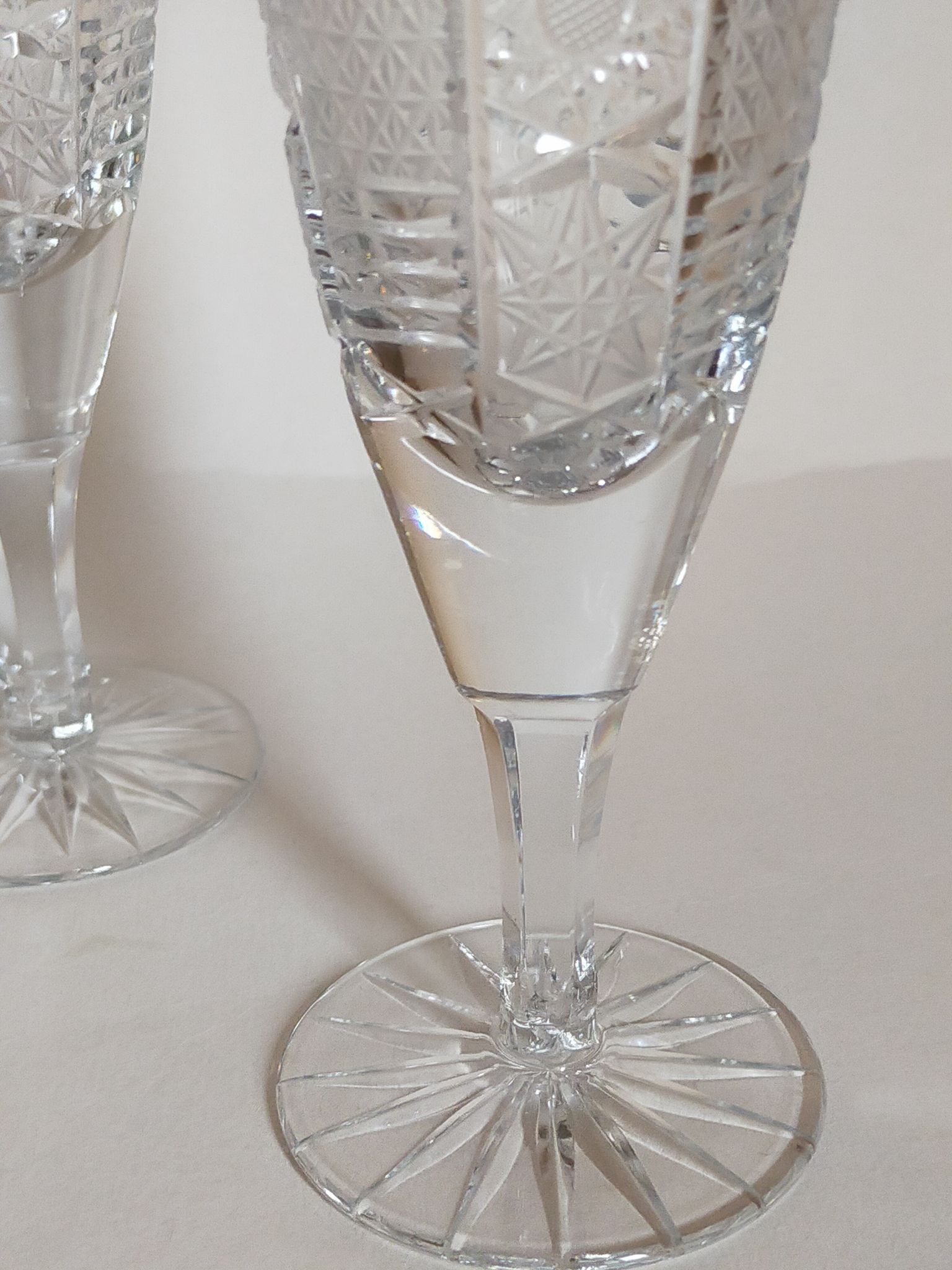 Cinq flûtes à champagne en cristal taillé vintages
