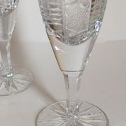 Cinq flûtes à champagne en cristal taillé vintages