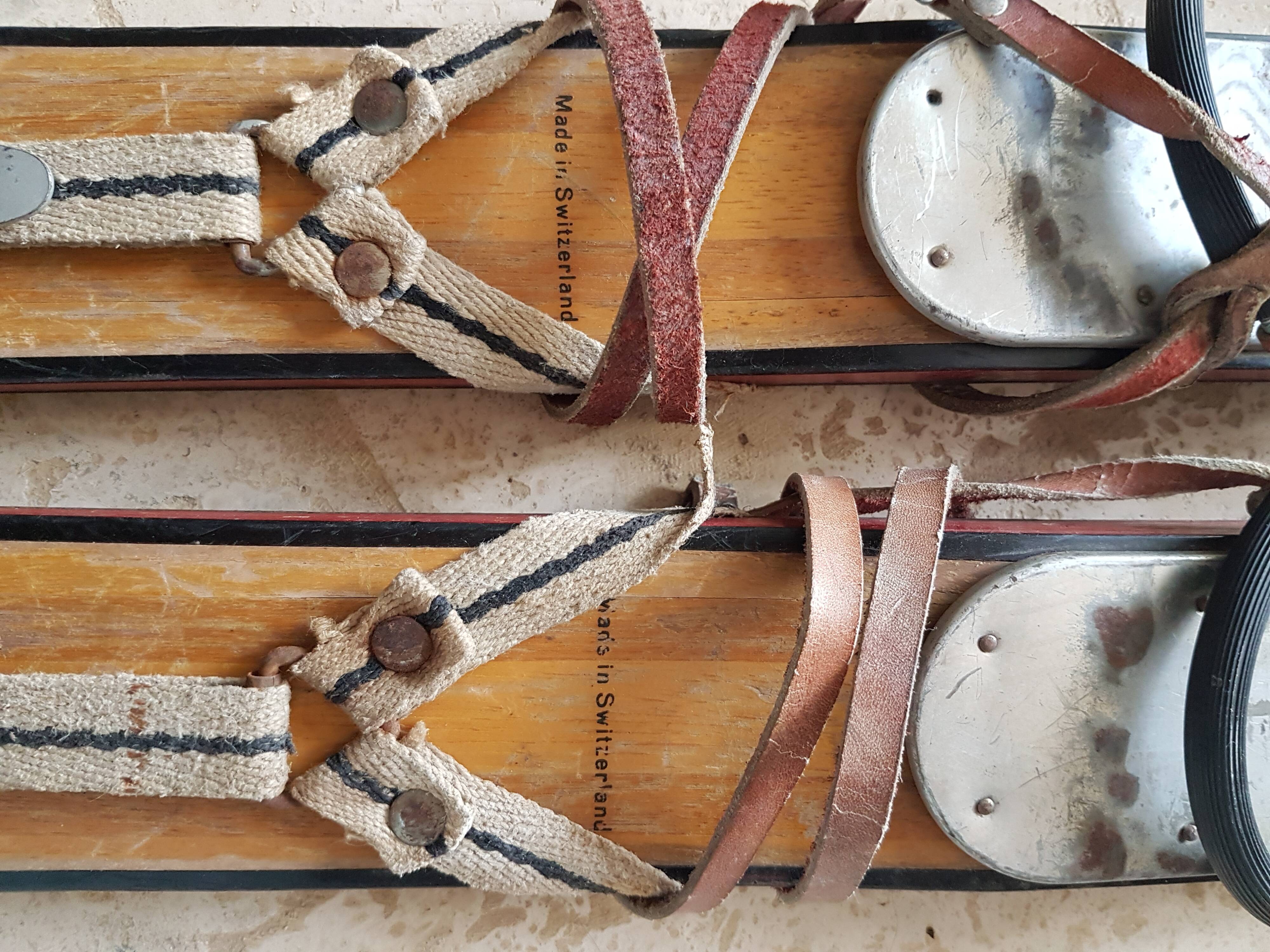Nordic skiing in wood and skin former