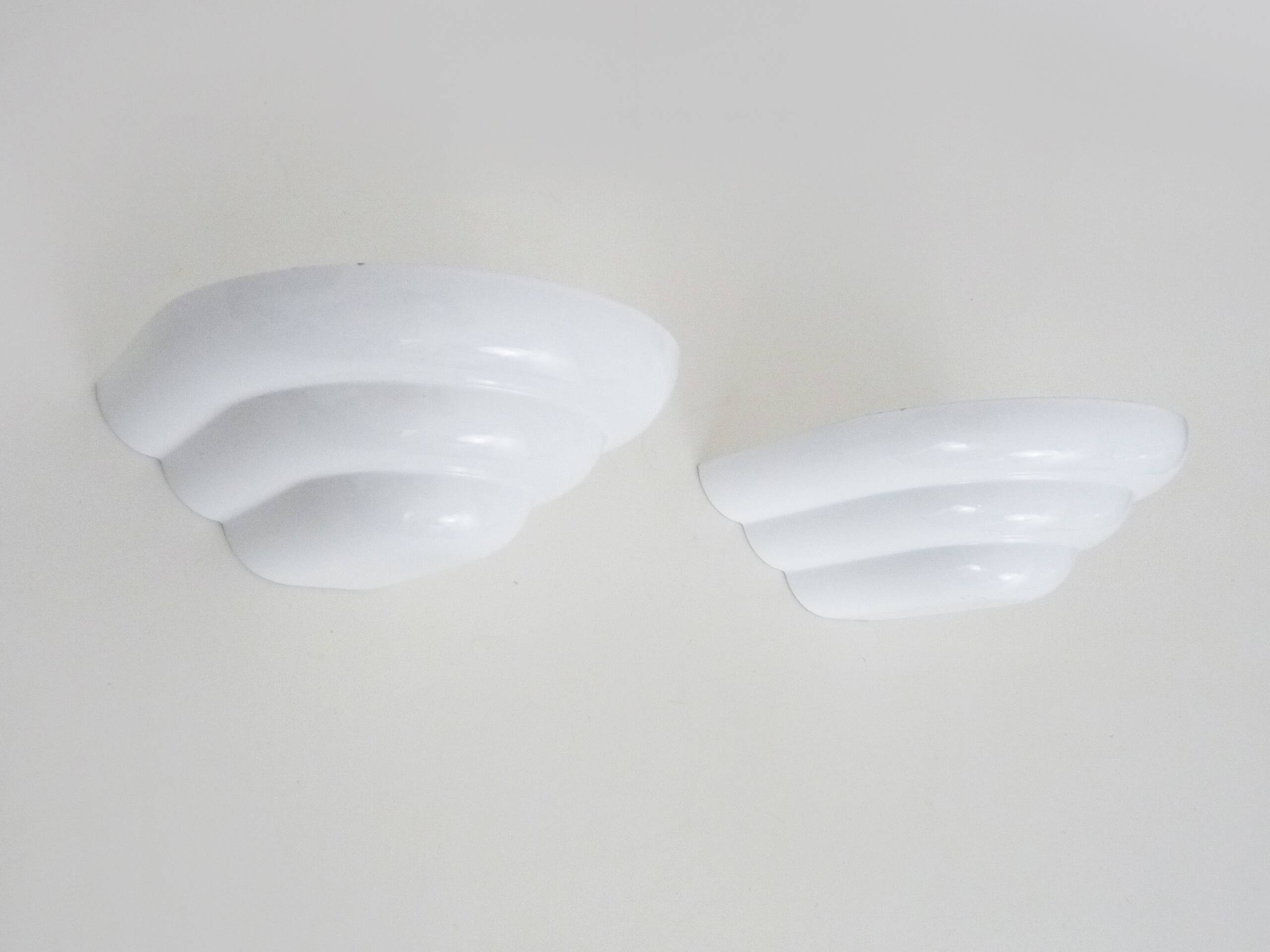 Pair of Art Deco style wall lights in white lacquered metal. 1980s