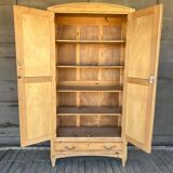 Armoire en bois brut