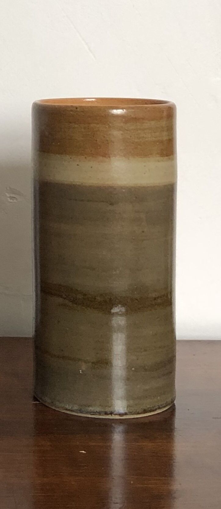 Ceramic vase decorated with a varied color