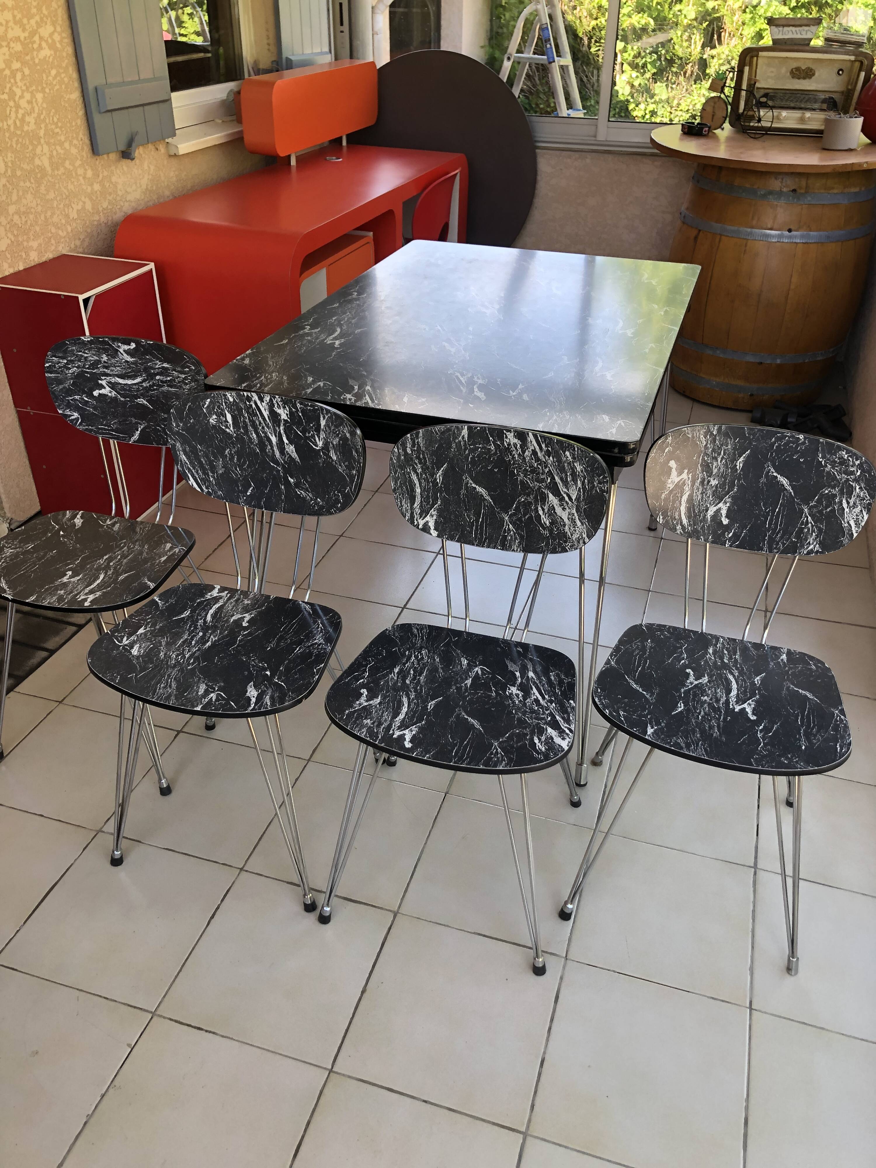 Ensemble table et 4 chaises Formica effet marbre