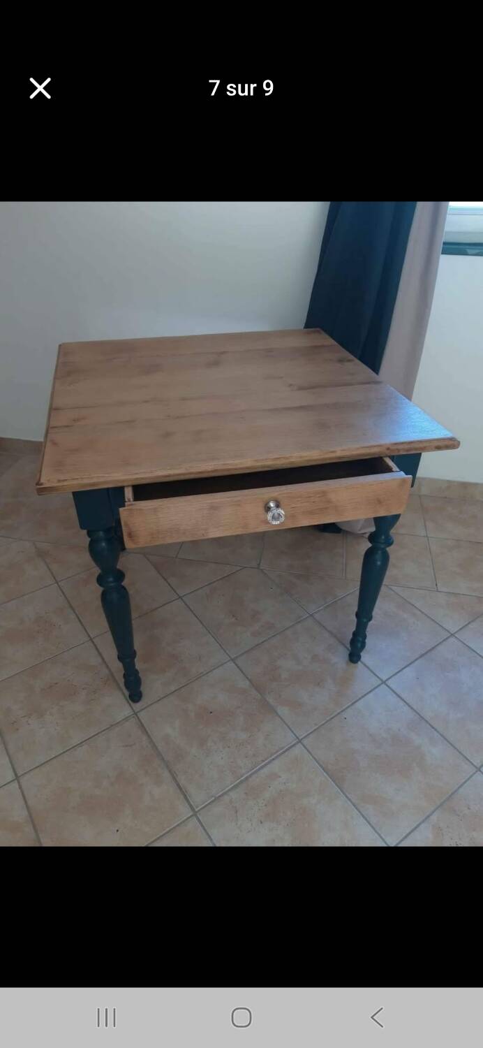 Table rouge bois carré