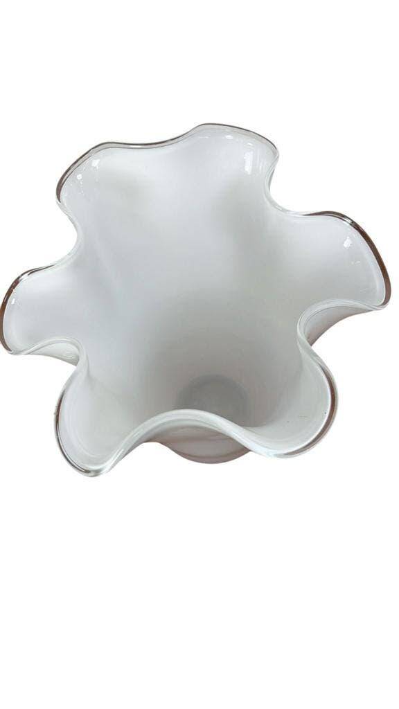 White pleated glass vase fidrio
