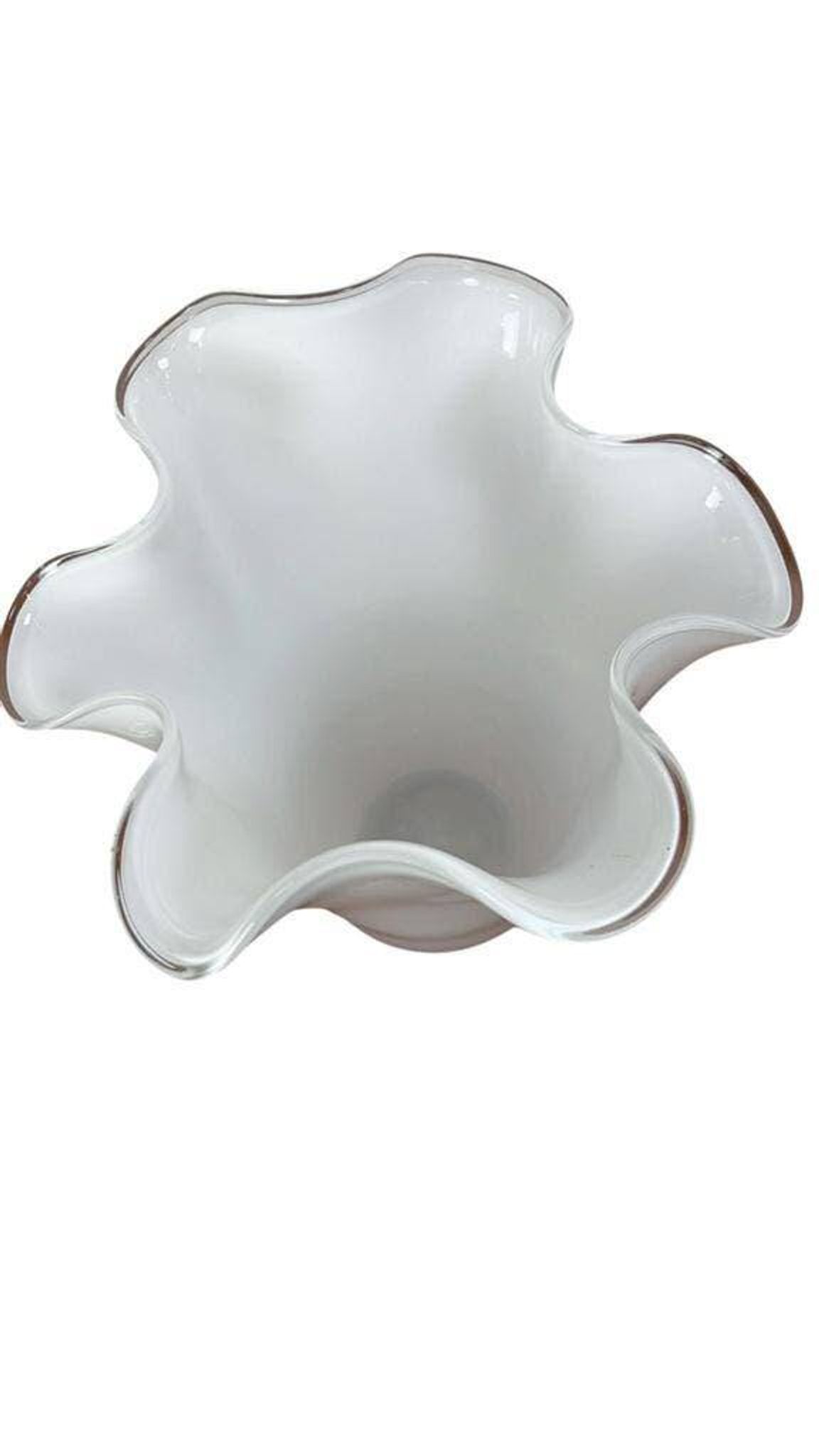 Vase blanche en verre plissé fidrio