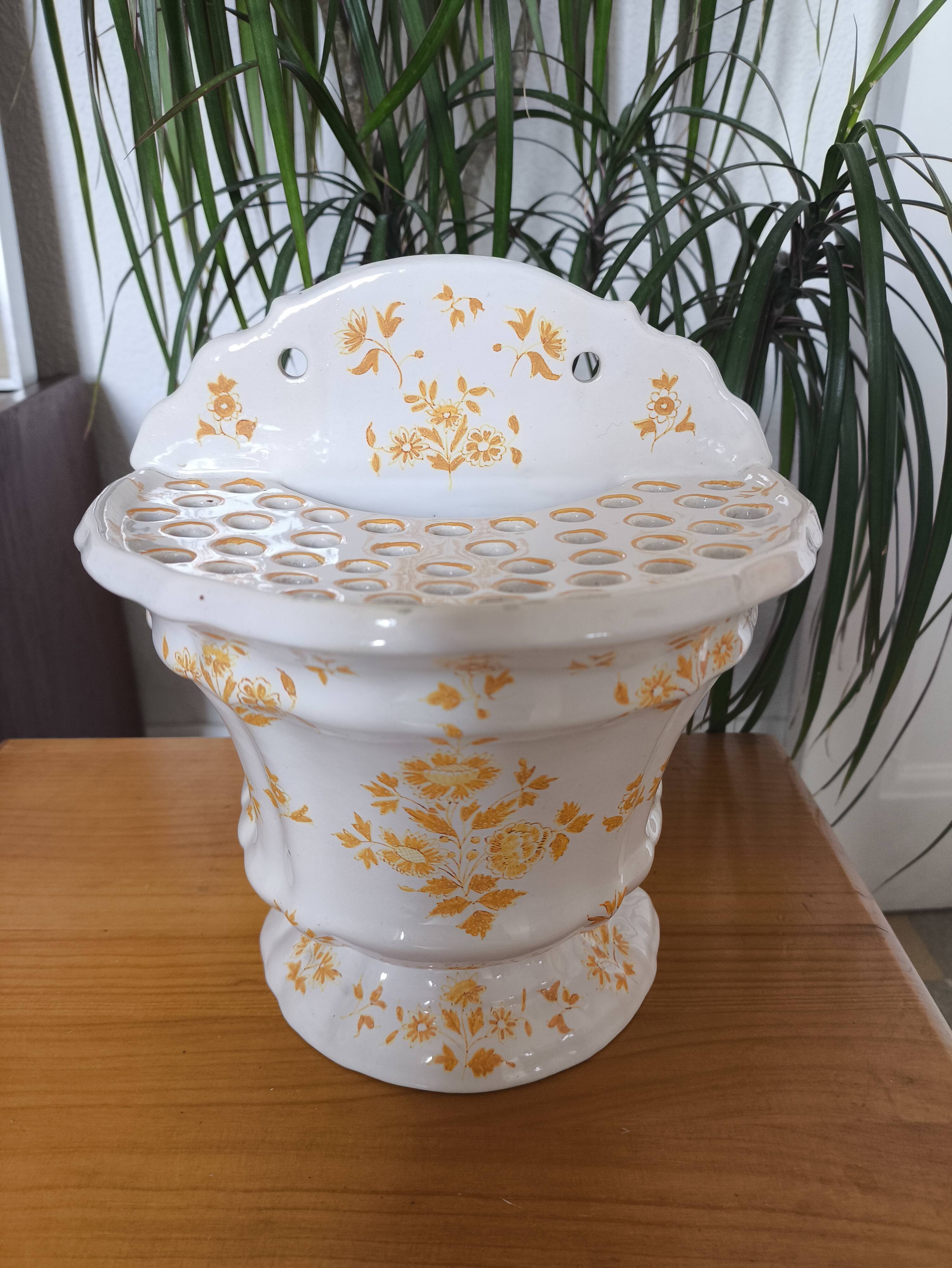 Bouquet holder / flower holder in Moustiers earthenware