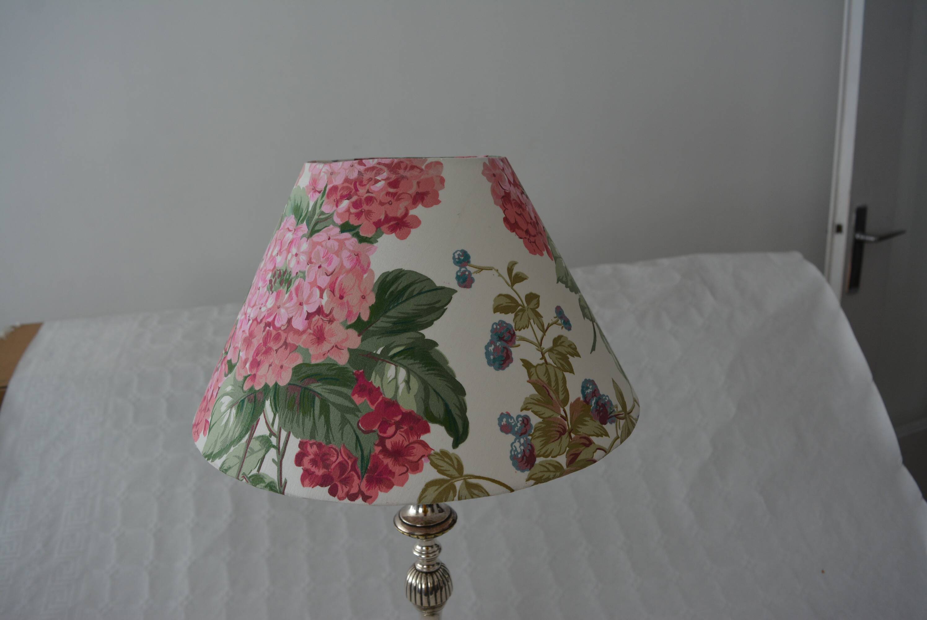 Abat-jour motif hortensias, fleurs cottage anglais,  tissu vintage