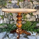 Small tripod pedestal table in walnut from the 19th century