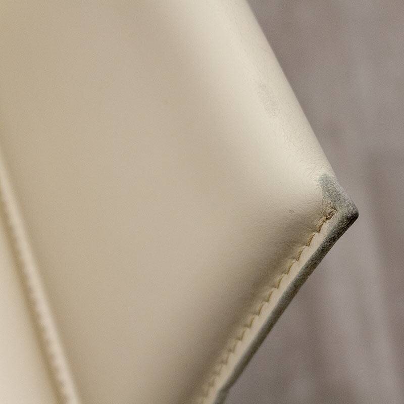 Chaise en cuir beige avec accoudoirs